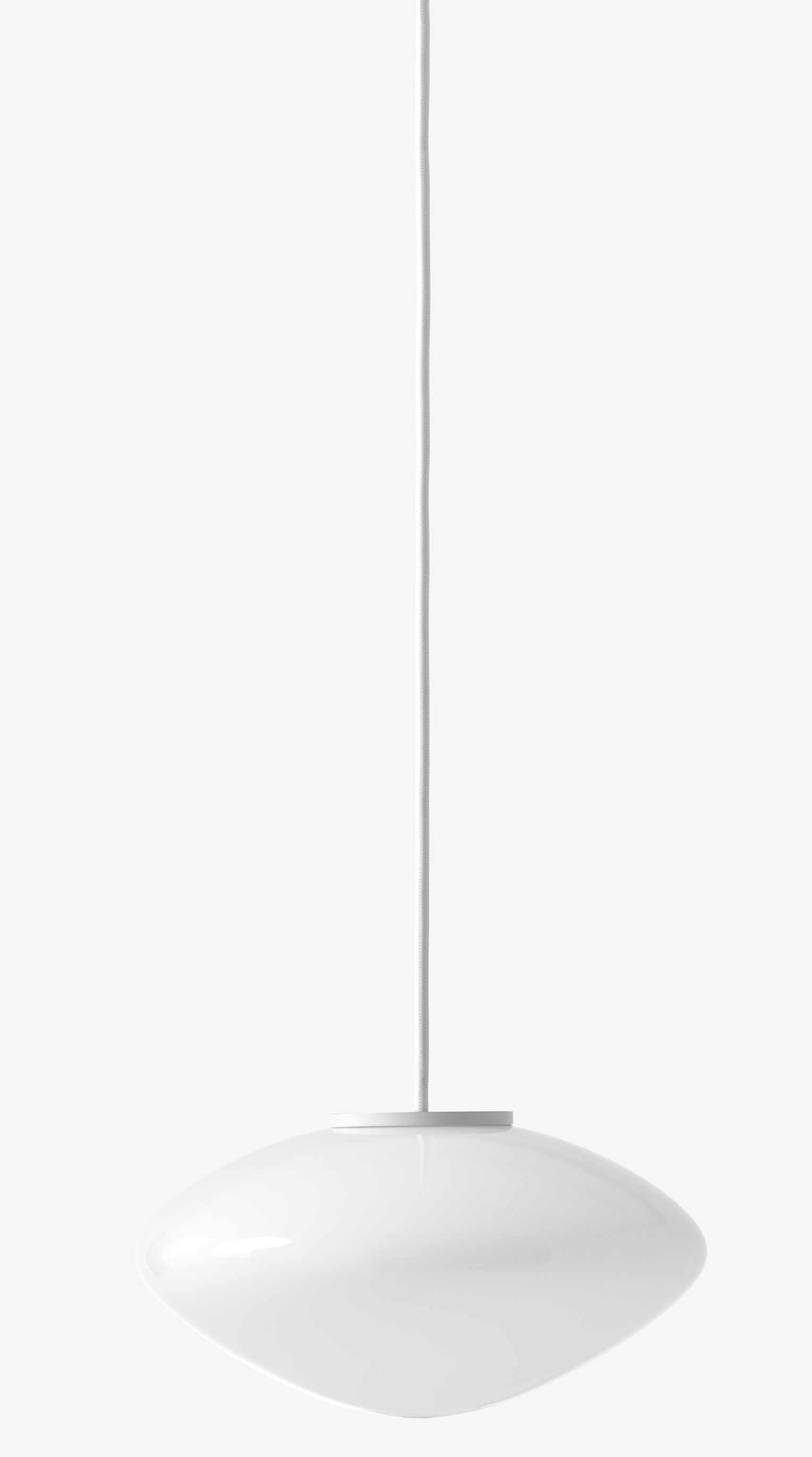 Nahaufnahme der AndTradition Mist AP15 Pendelleuchte mit Opalglas und weißem Kabel vor neutralem Hintergrund.