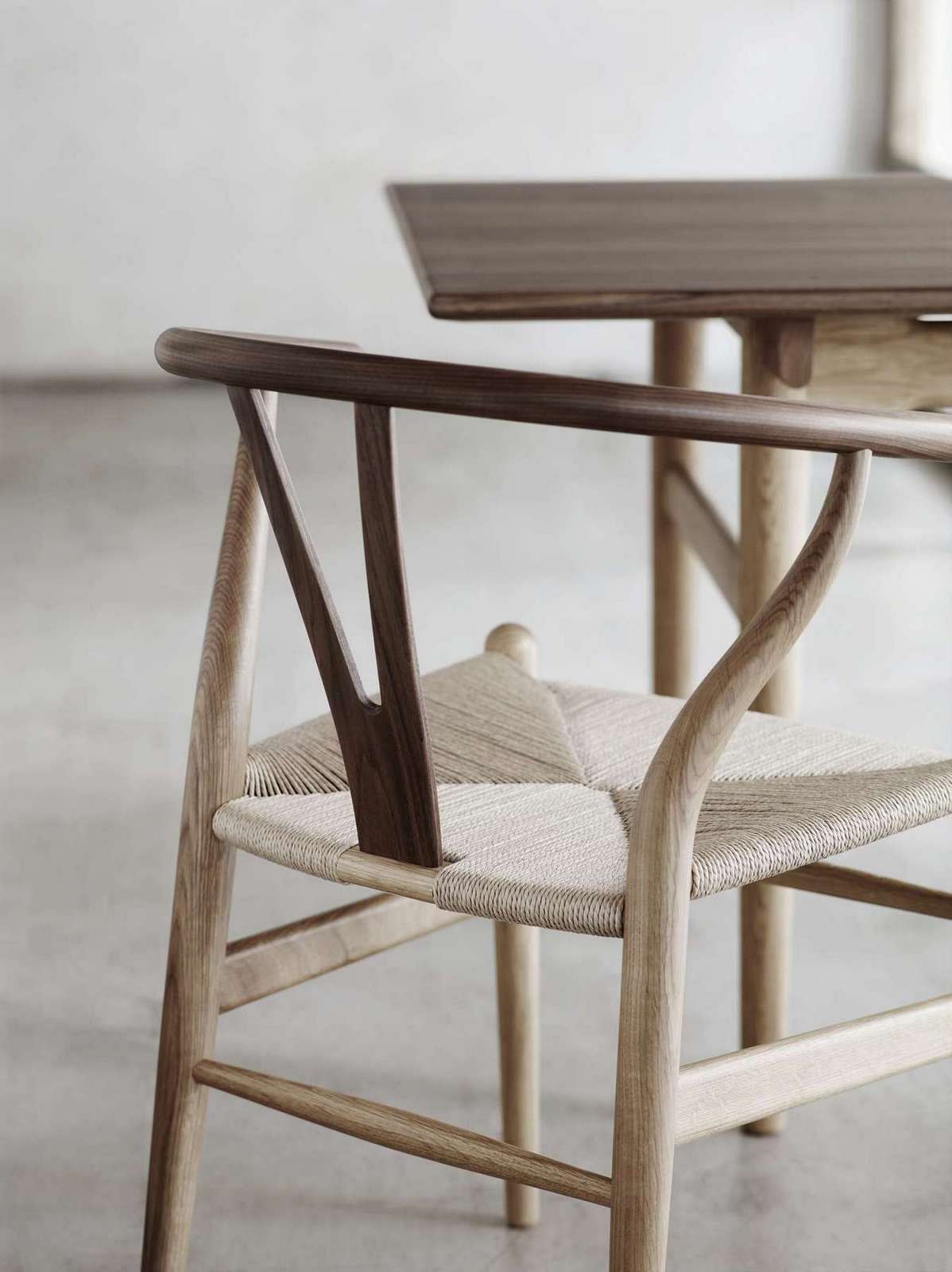 Detailaufnahme von Carl Hansen & Søn Stuhl mit Holzrahmen und geflochtener Sitzfläche, passend zum CH327 Tisch.