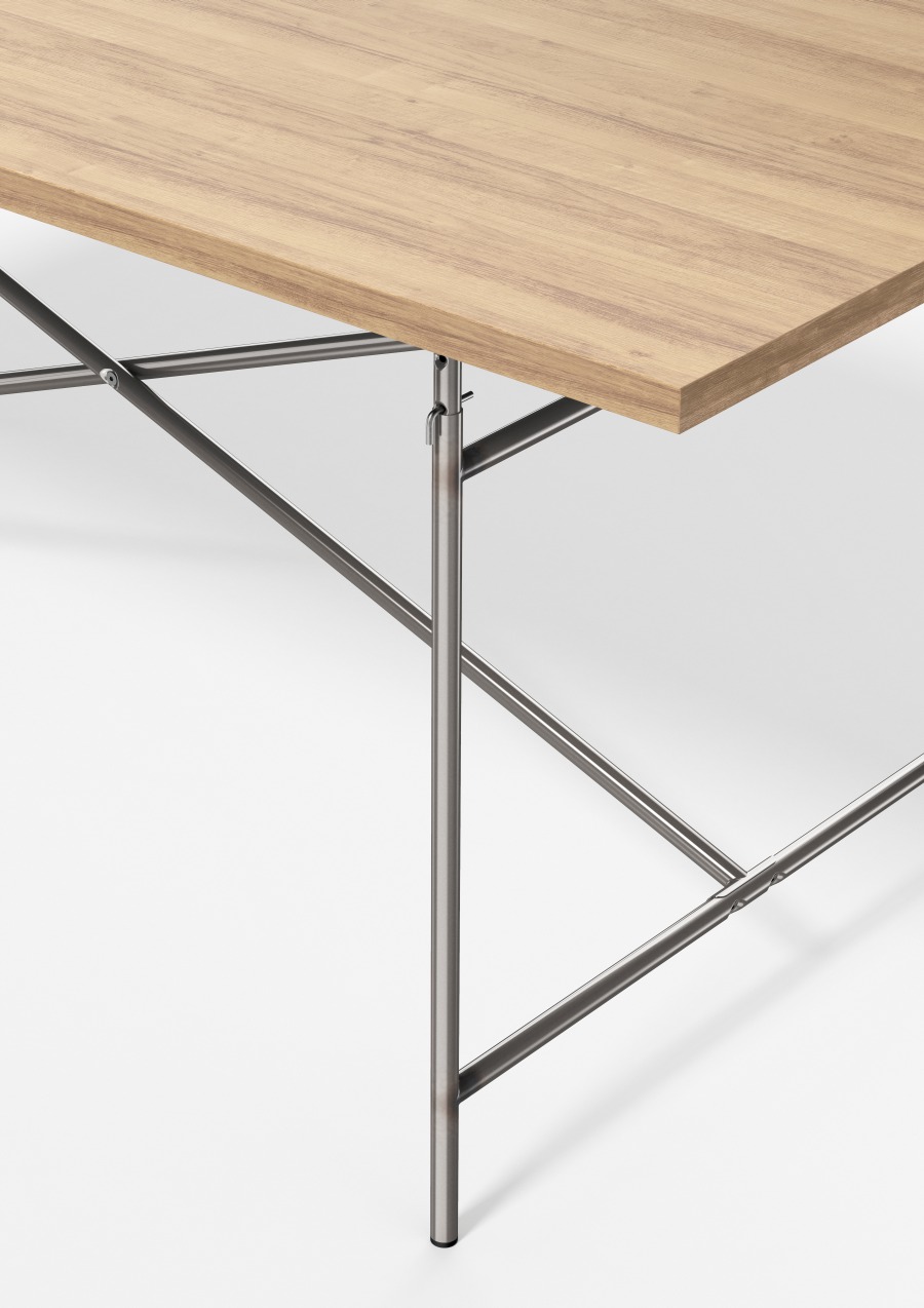Detailansicht des Eiermann Tischgestells mit Holzplatte, Designklassiker von Richard Lampert für Büro und Wohnen.