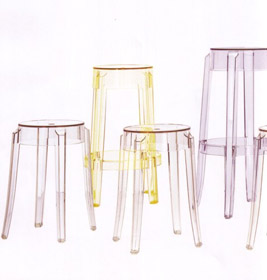 Zwei transparente Charles Ghost Hocker von Kartell, modernes Design Sitzmöbel für Küche oder Bar.