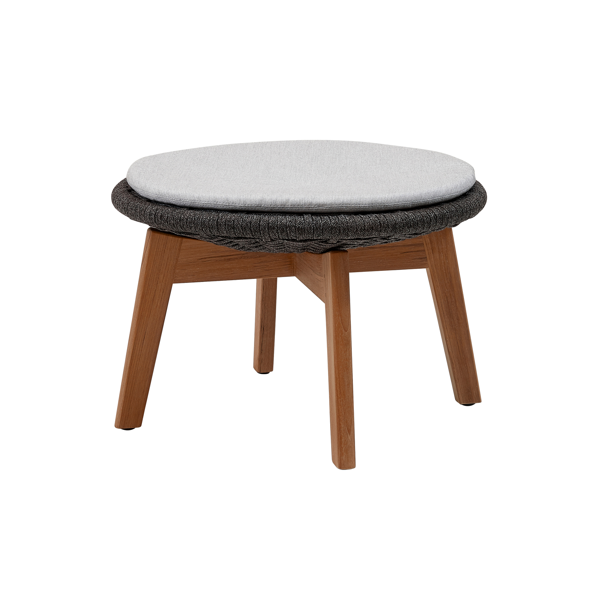 Peacock Outdoor Hocker von Cane-Line mit grauem Kissen und Teakholzbeinen. Gartenmöbel für Terrasse.
