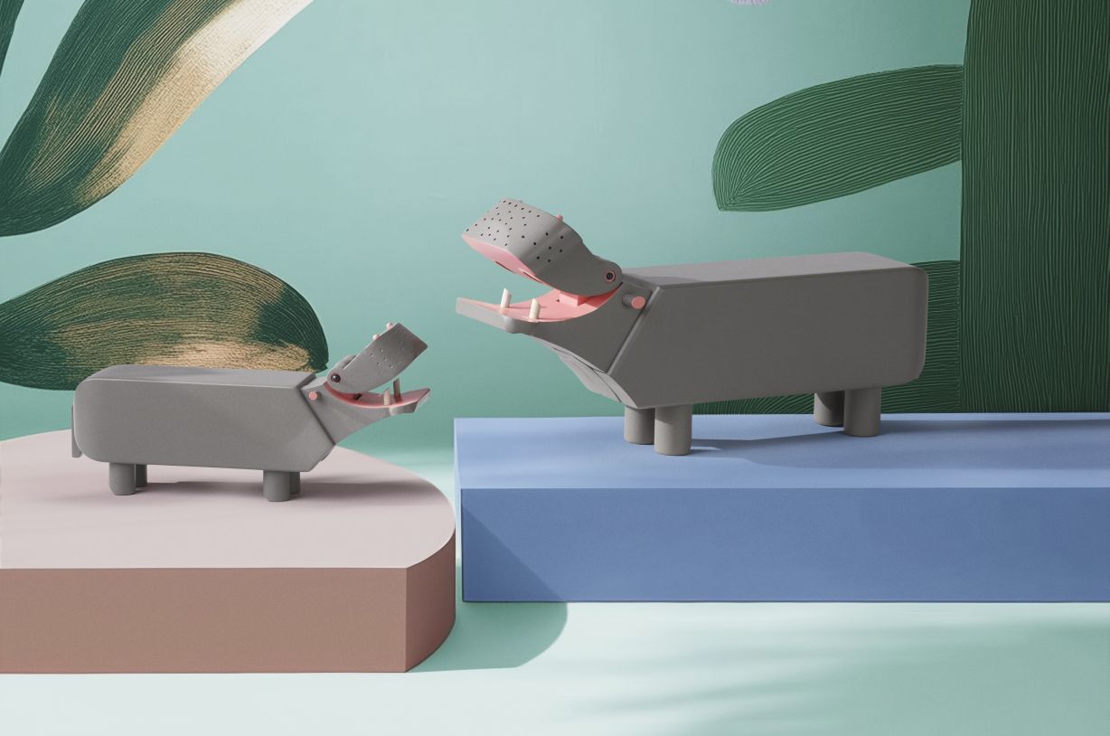 Zwei graue Kay Bojesen Flusspferde aus Holz, dekorative Designobjekte für Kinderzimmer und Wohnraum.