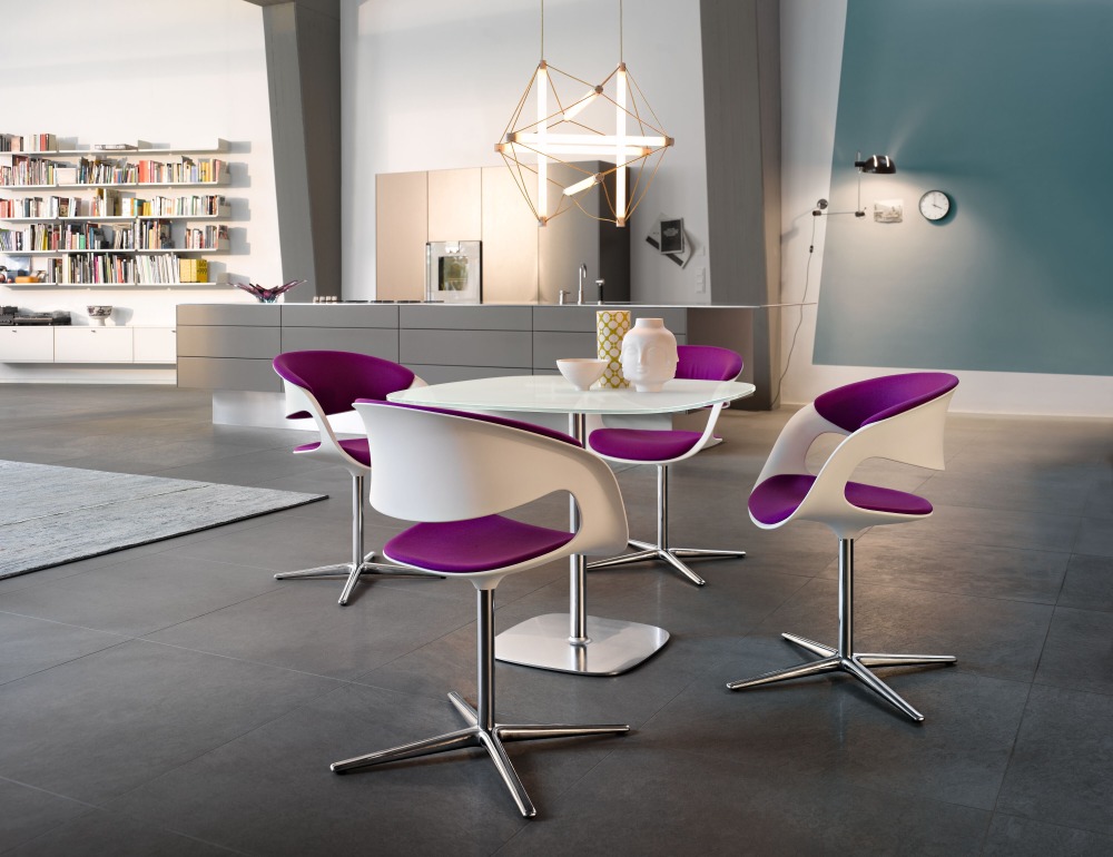 Walter Knoll Lox Table mit vier lila-weißen Sesseln in modernem Esszimmer mit Design-Pendelleuchte.