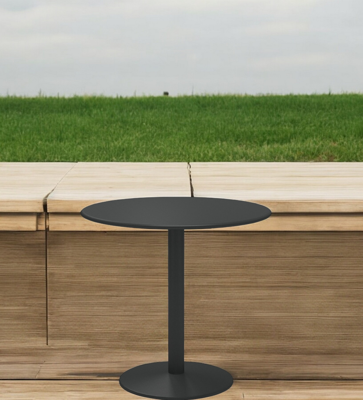 Schwarzer Thor Round Table Tisch Ø 80 cm von Emu für den Außenbereich auf Holzterrasse.