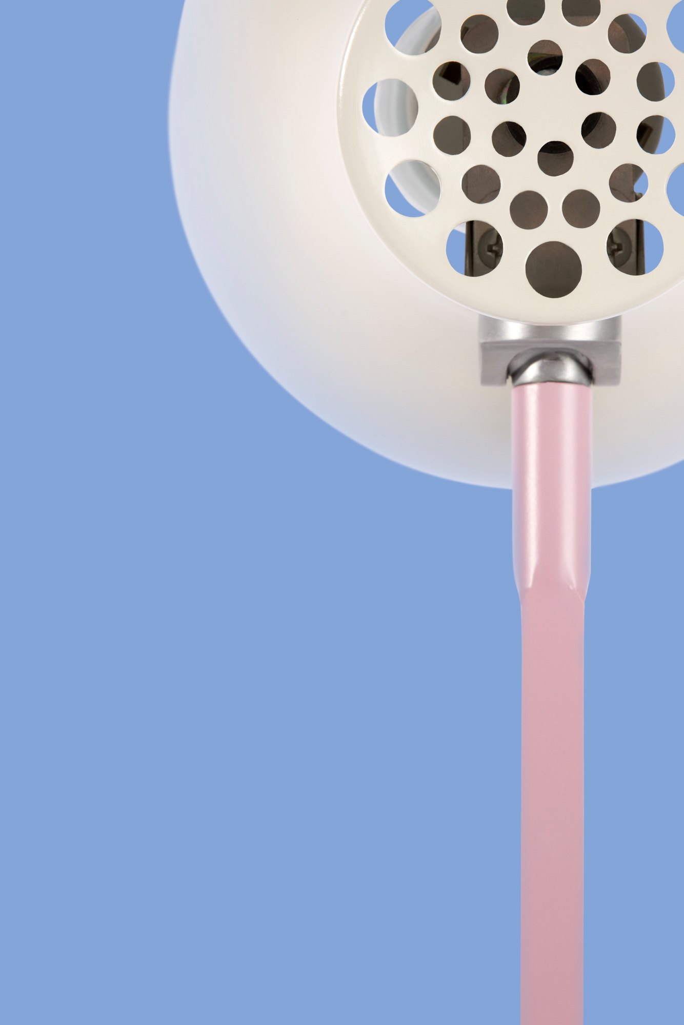 Detailaufnahme der Anglepoise Type 75 Mini Paul Smith Edition 1 Tischleuchte, Lampenschirm in Weiß mit rosafarbenem Arm.
