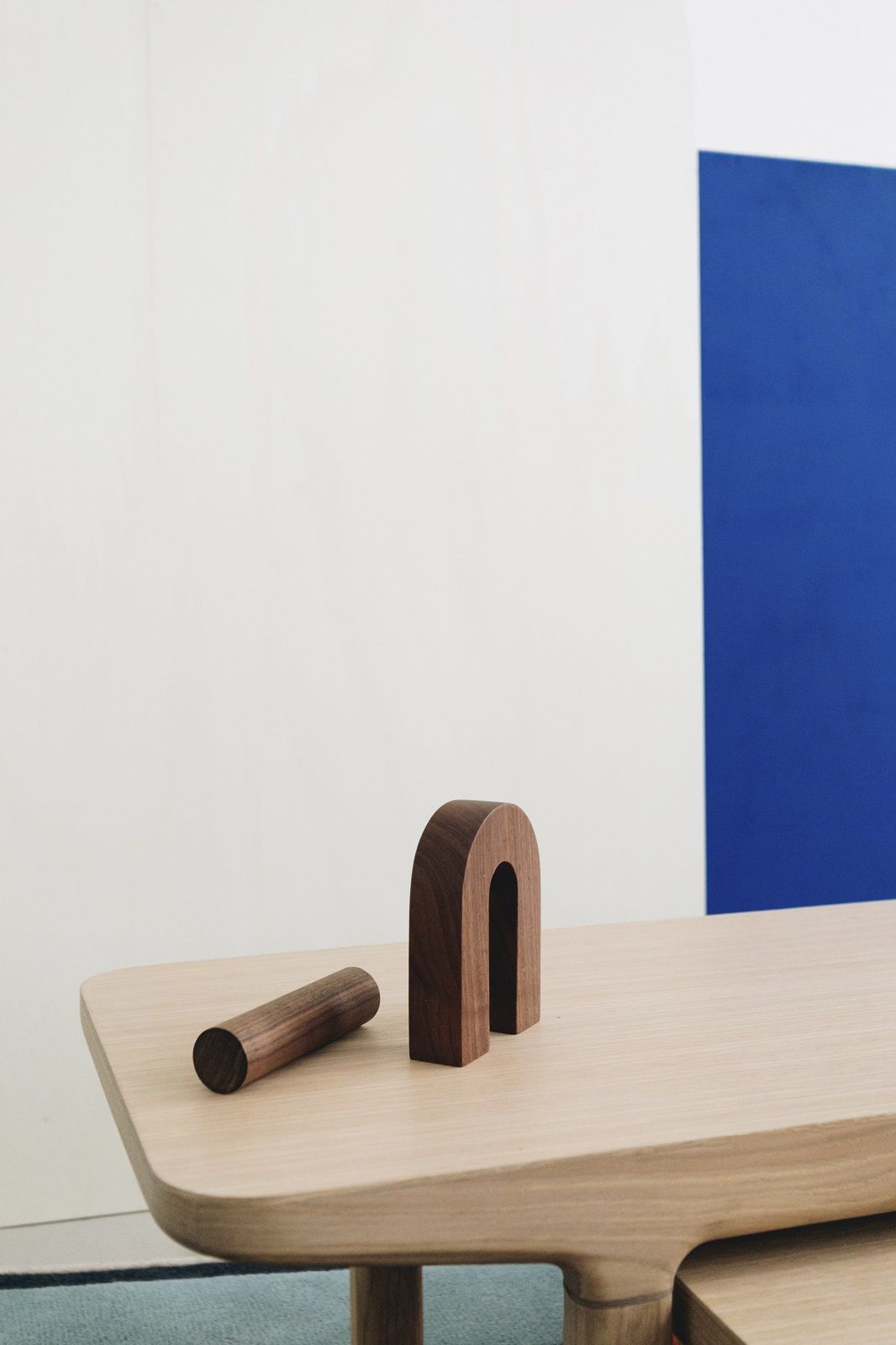 Camille Couchtisch von Hartô: Heller Holztisch mit Deko-Elementen aus dunklem Holz.