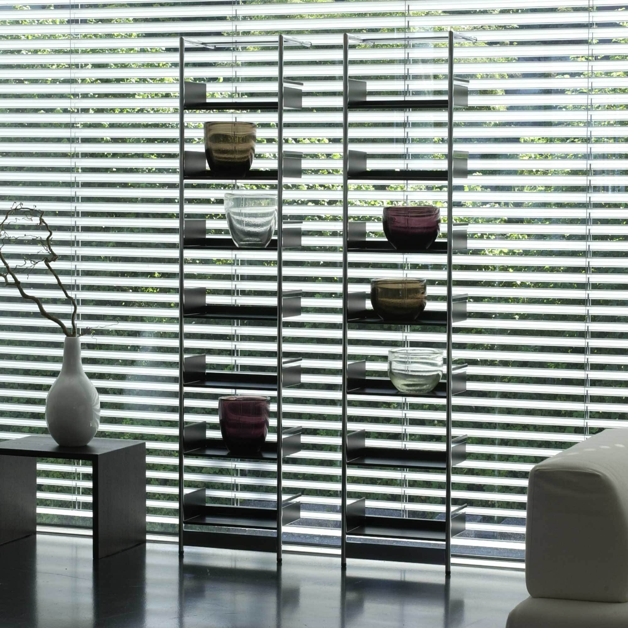 Mox Pool Anlehnregal 220/196 mit Verbindungstablaren, minimalistisches Design, Glasvasen auf Regalböden vor Fenster.