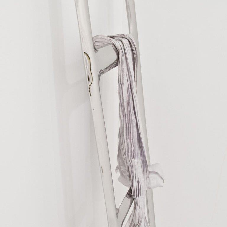 Detailaufnahme des Drab Herrendieners von Zieta mit einem hellen Tuch darüber.
