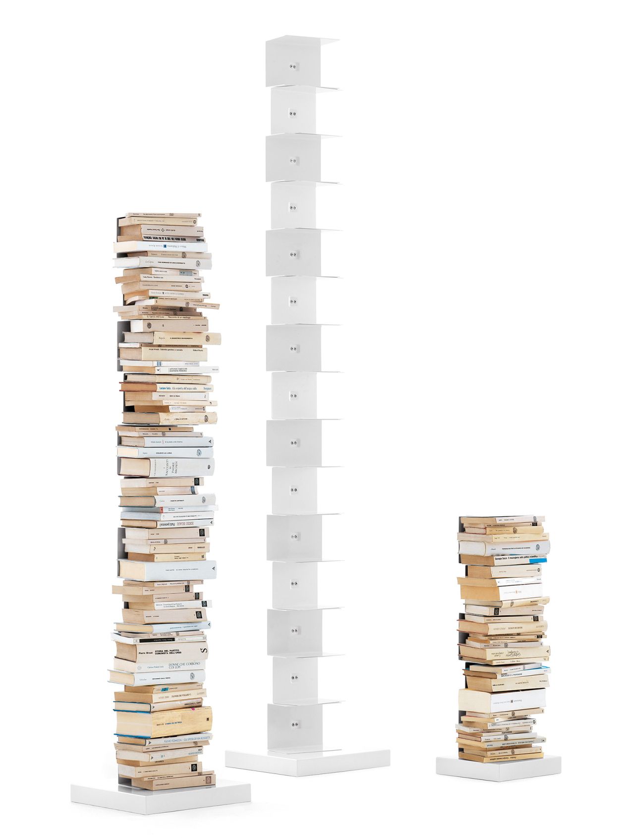 Ptolomeo Bücherregal von Opinion Ciatti in Weiß, freistehend und mit Büchern gefüllt.