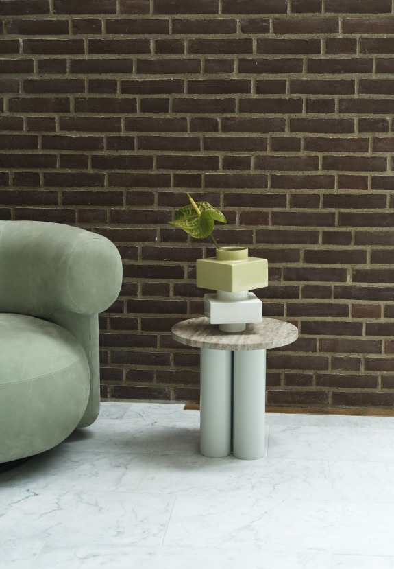 Normann Copenhagen Dit Coffee Table Beistelltisch in hellblau mit Marmorplatte und grüner Vase auf Marmorboden.