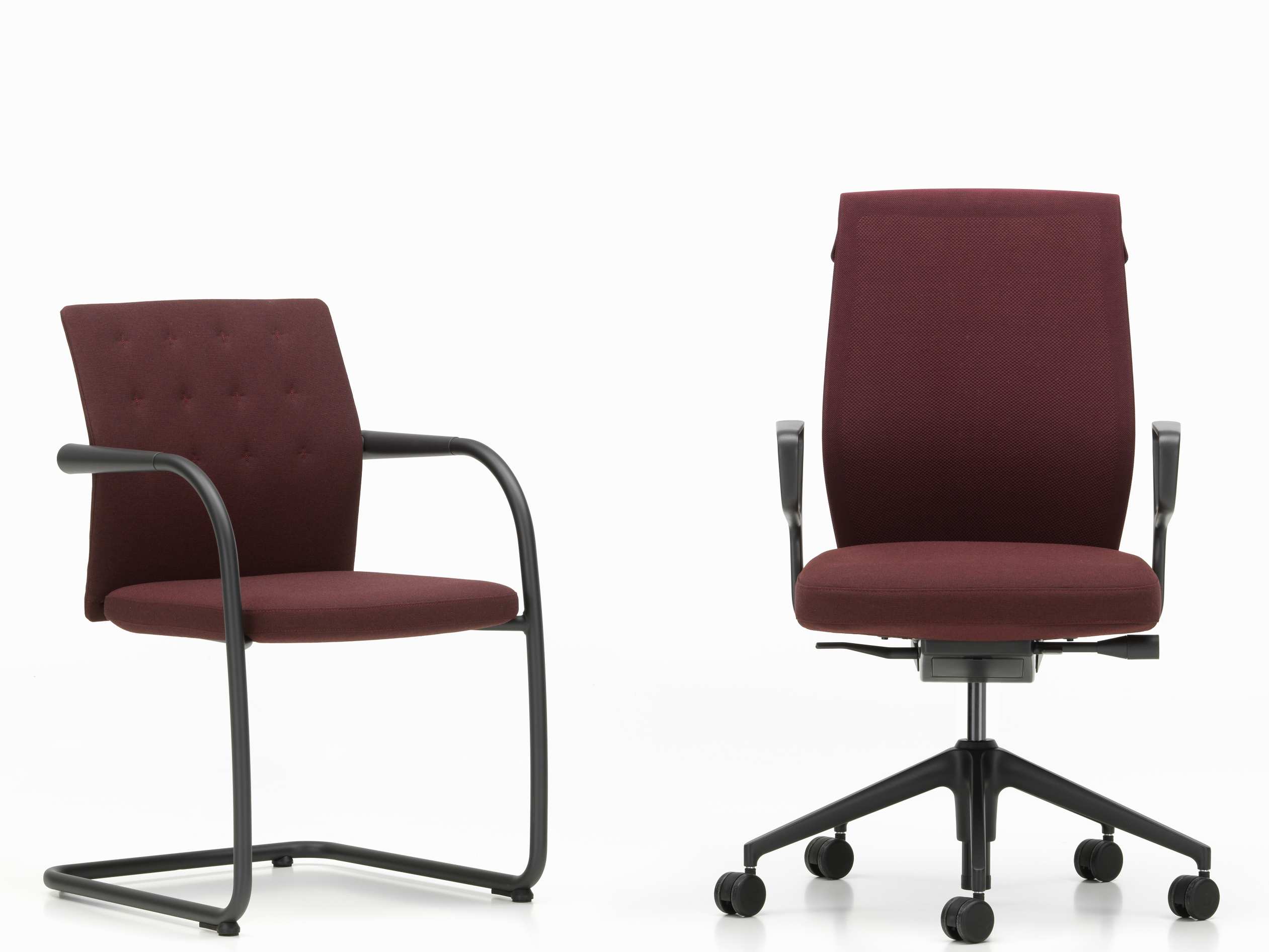 ID Cloud Bürodrehstuhl von Vitra, roter Stoffbezug, schwarzes Fußkreuz und ein Freischwinger Stuhl.