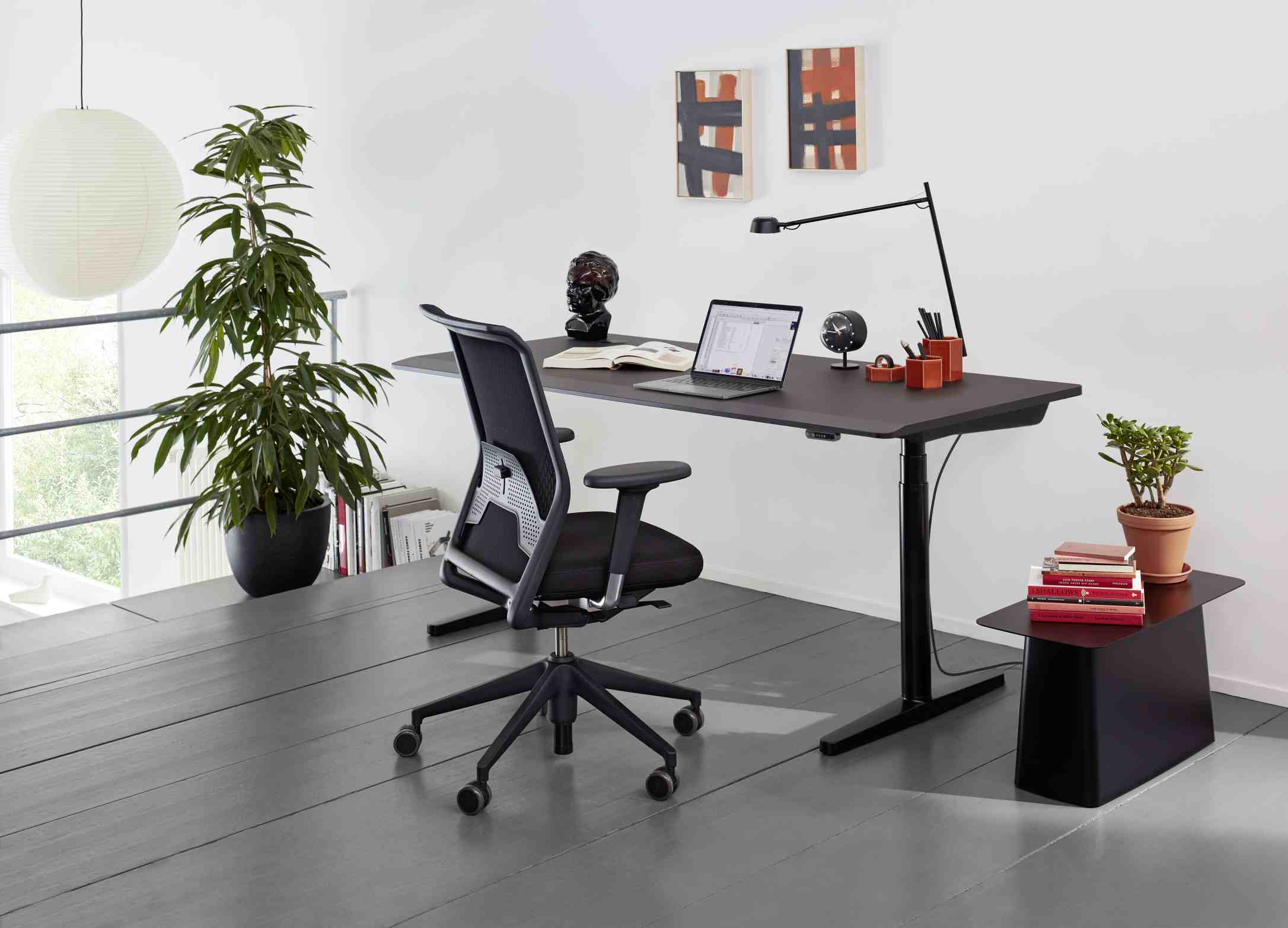 Vitra Tyde Sitz- und Stehtisch 180 cm mit Bürostuhl, Lampe und Dekoration im modernen Büro.