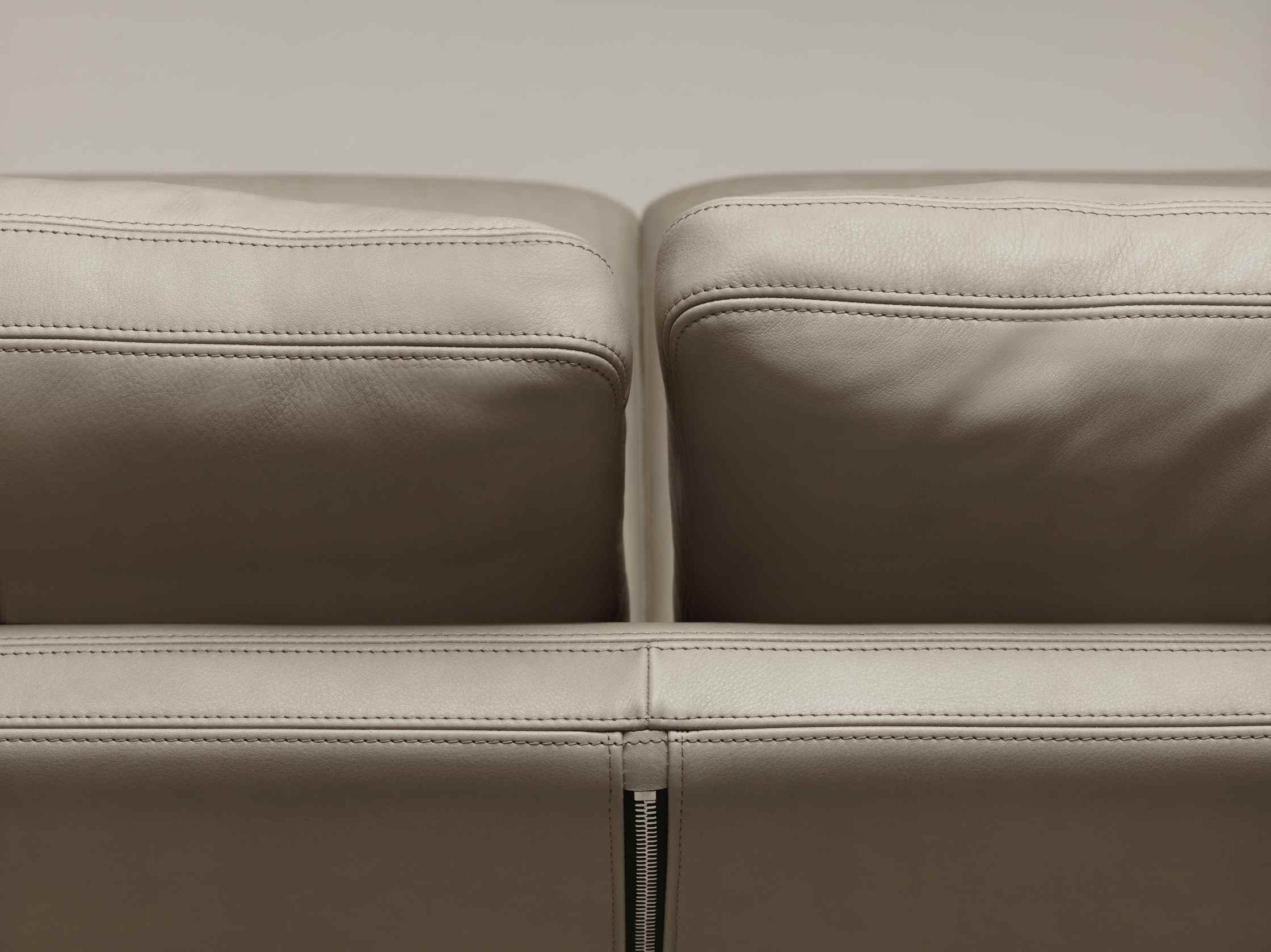 Detailaufnahme des Suita Sofas von Vitra, ein modernes Ledersofa mit präzisen Nähten und Reißverschluss.