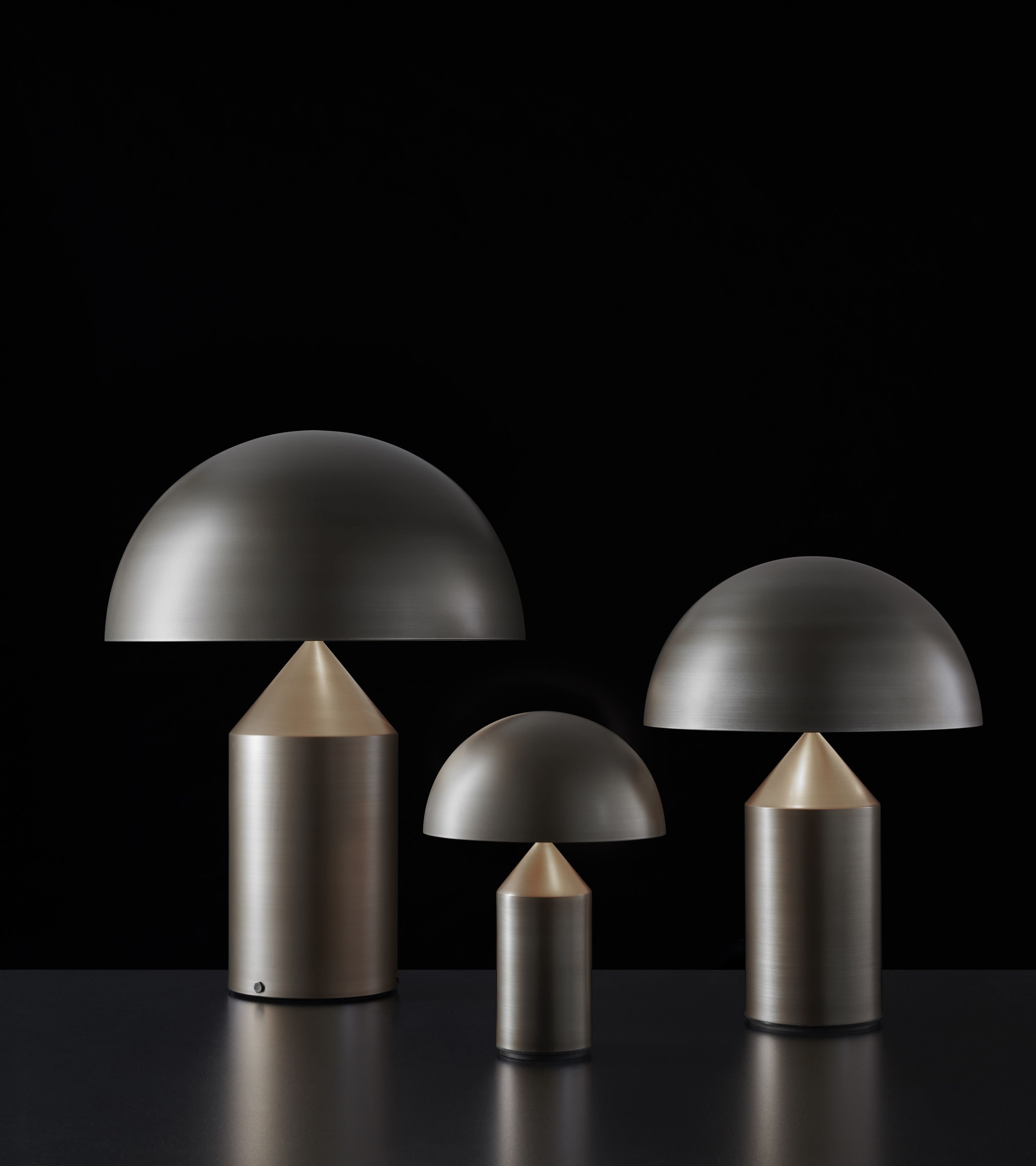 Drei Atollo Tischleuchten in Satin Bronze von Oluce, verschiedene Größen. Designleuchte.
