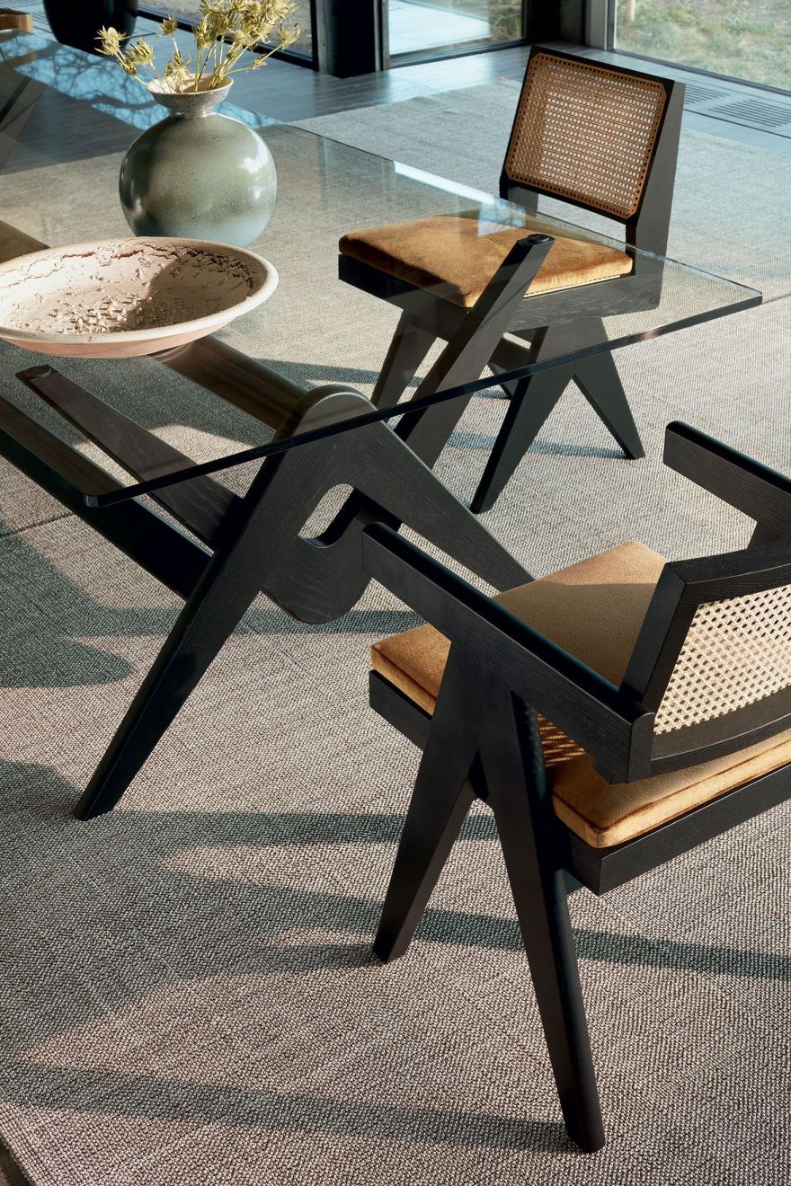 Cassina 056 Capitol Complex Table mit Glasplatte und passenden Stühlen im modernen Wohnraum.