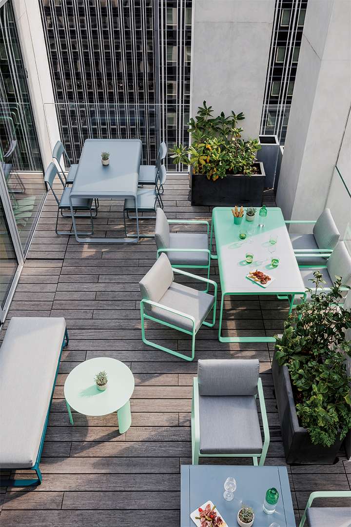 Bellevie Stuhl Muskat: Outdoor-Stuhl von Fermob, modernes Design für Garten und Terrasse.