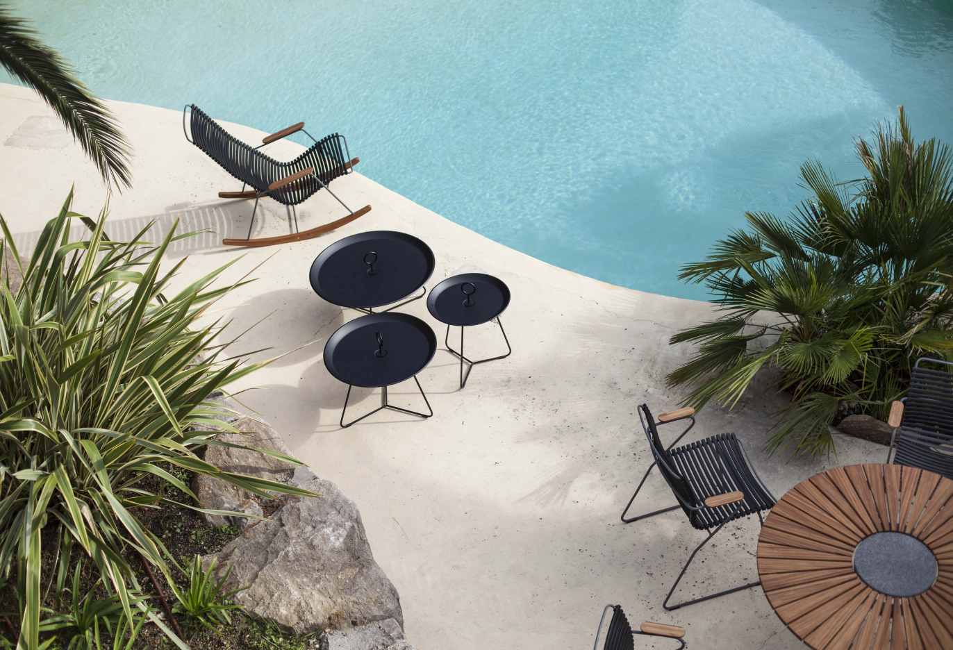 Draufsicht: Click Dining Stuhl mit Armlehne von Houe in Dunkelgrau, Outdoor Möbel am Pool.