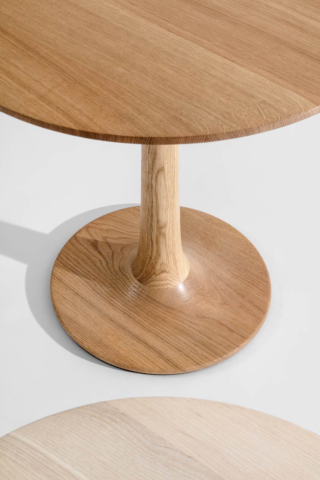 Detailaufnahme des Turntable Beistelltisches von Zeitraum aus hellem Eichenholz mit runder Tischplatte und Fuß.