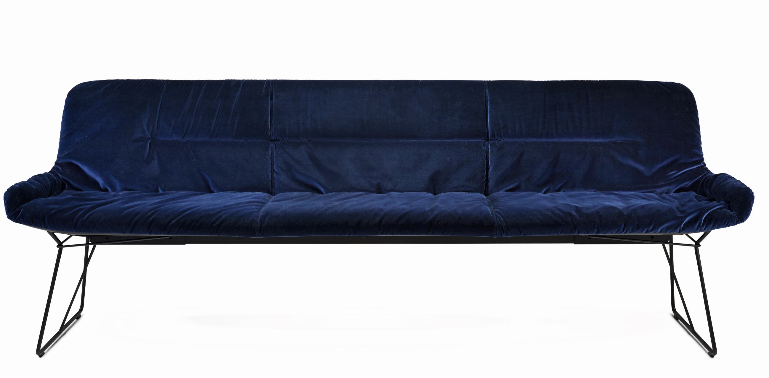 Blaue Leya Bank von Freifrau Manufaktur mit schwarzem Metallgestell und weichem Samtbezug. Modernes Design Sofa.