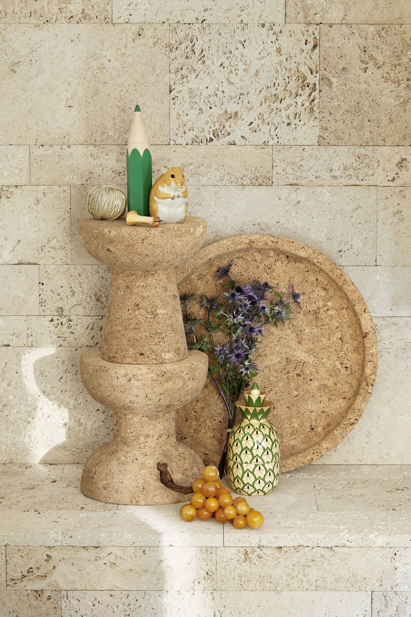 Vitra Cork Bowls large Schale/Tablett aus Kork mit Deko-Elementen wie Stift, Hamster und Blumen.
