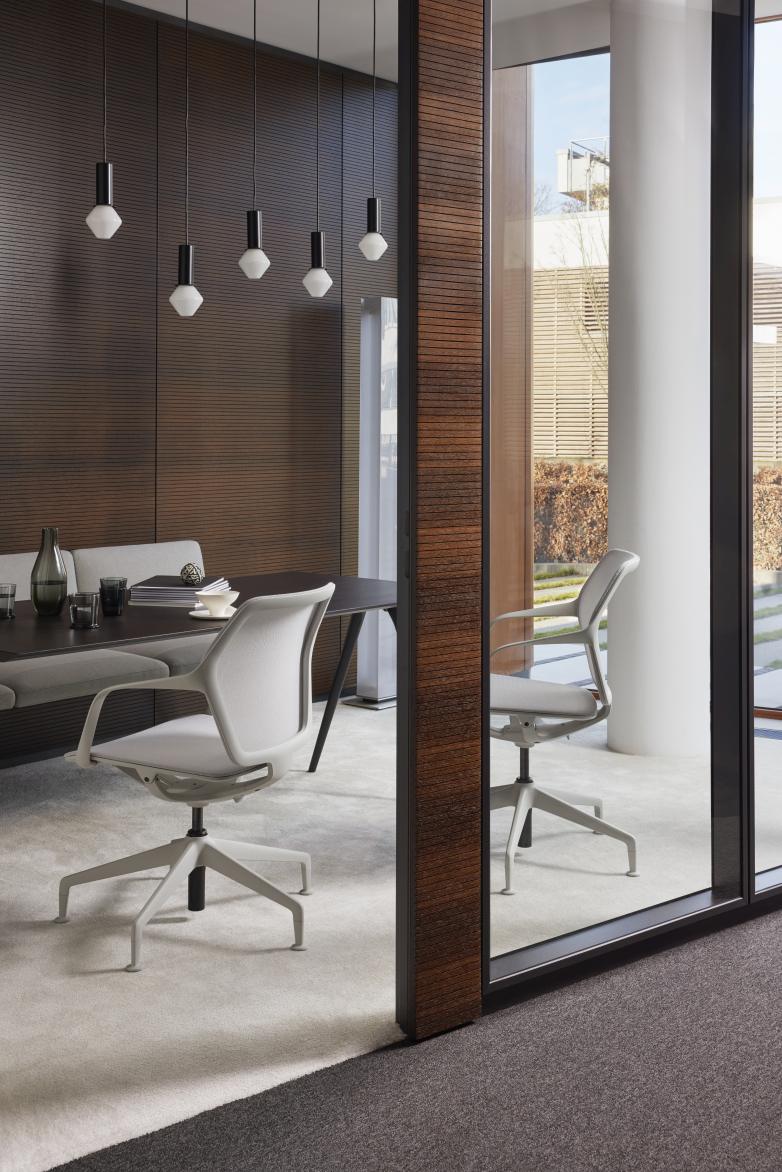 Ray Work 9220 Bürodrehstuhl von Brunner in Weiß, moderner Konferenzraum mit Drehstuhl und Besprechungstisch.