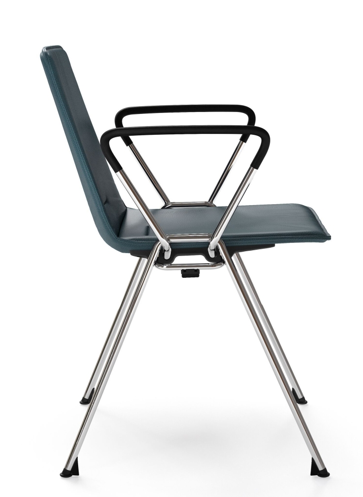 1651 Yunity Armchair von Walter Knoll, blauer Armlehnstuhl mit verchromtem Gestell, Seitenansicht.