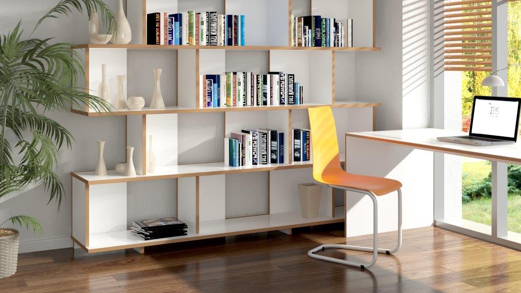 Gelber Tojo Stuhl vor Bücherregal und Schreibtisch in einem hellen, modernen Arbeitszimmer.