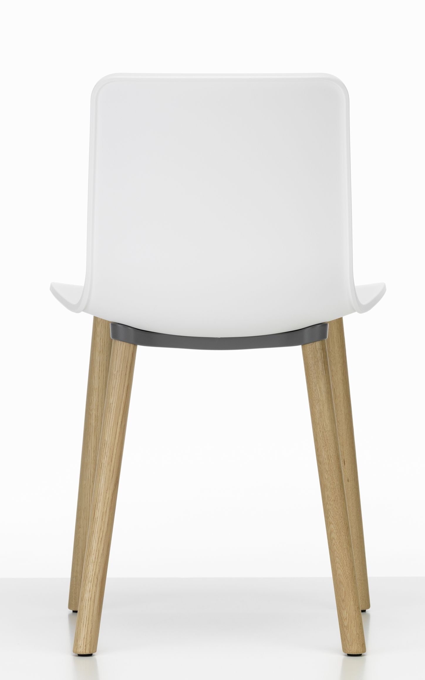 Rückansicht des weißen Hal Stuhls von Vitra mit hellem Holzgestell. Moderner Designstuhl.