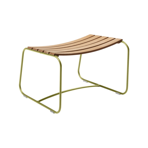 Fermob Surprising Outdoor Fußhocker mit Holzlatten und grünem Metallgestell, freigestellt auf weißem Hintergrund.