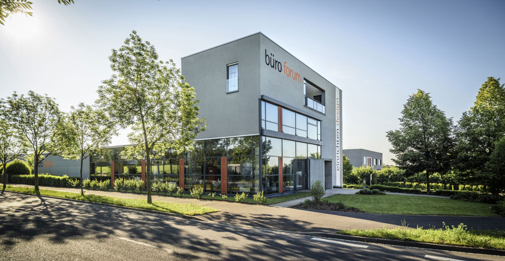 Außenansicht des Büroforum Gebäudes mit moderner Architektur und viel Glas für Büroeinrichtung und Design.