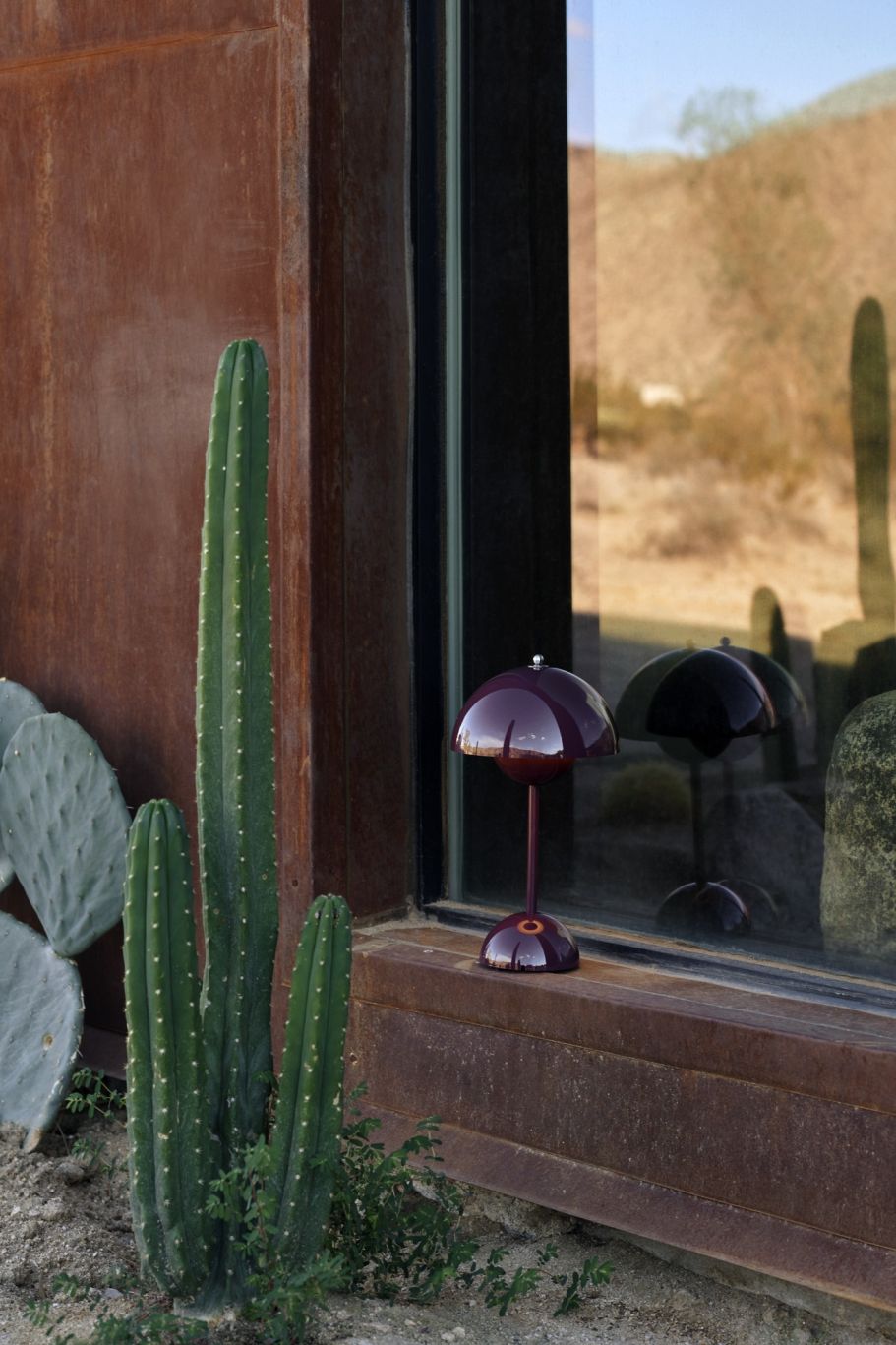 Flowerpot VP9 draagbare acculamp / tafellamp met USB AndTradition donkere pruim