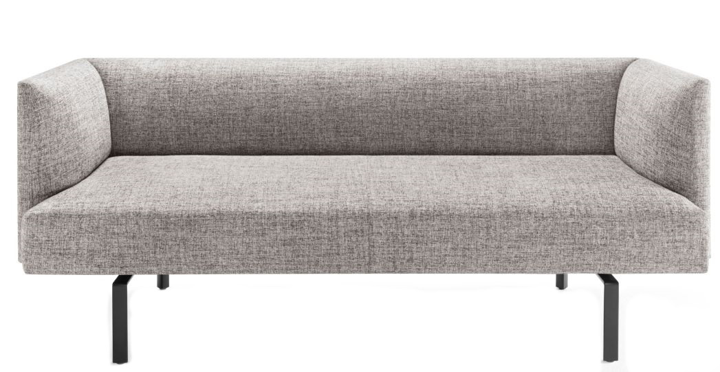 Muud Lite Sofa von Walter Knoll, freistehend, hellgrauer Stoffbezug und schwarze Füße.
