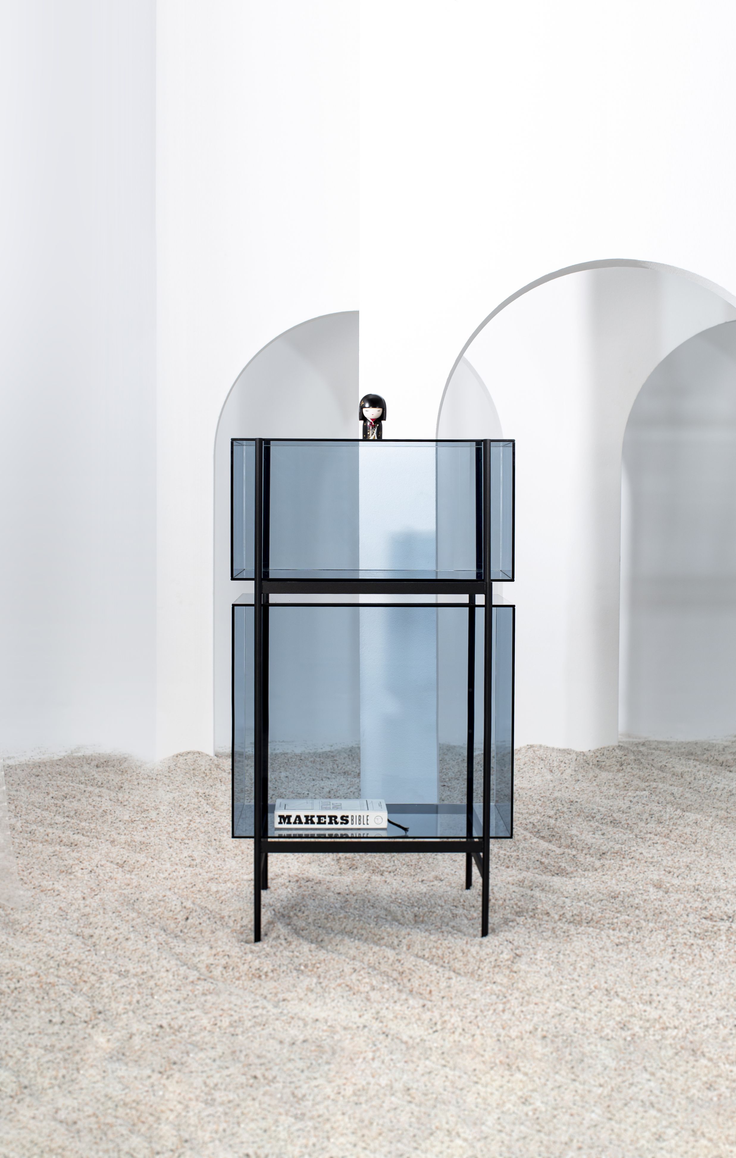 Lyn Regal blau von Pulpo, modernes Designmöbel mit zwei Glasböden und filigranem Metallgestell.