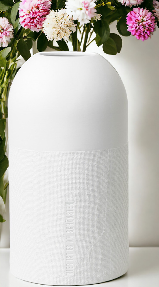 Formsprache Vase "Hier ist es am Schönsten" von Räder mit Blumenstrauß, weiße Deko Vase für Wohnzimmer.