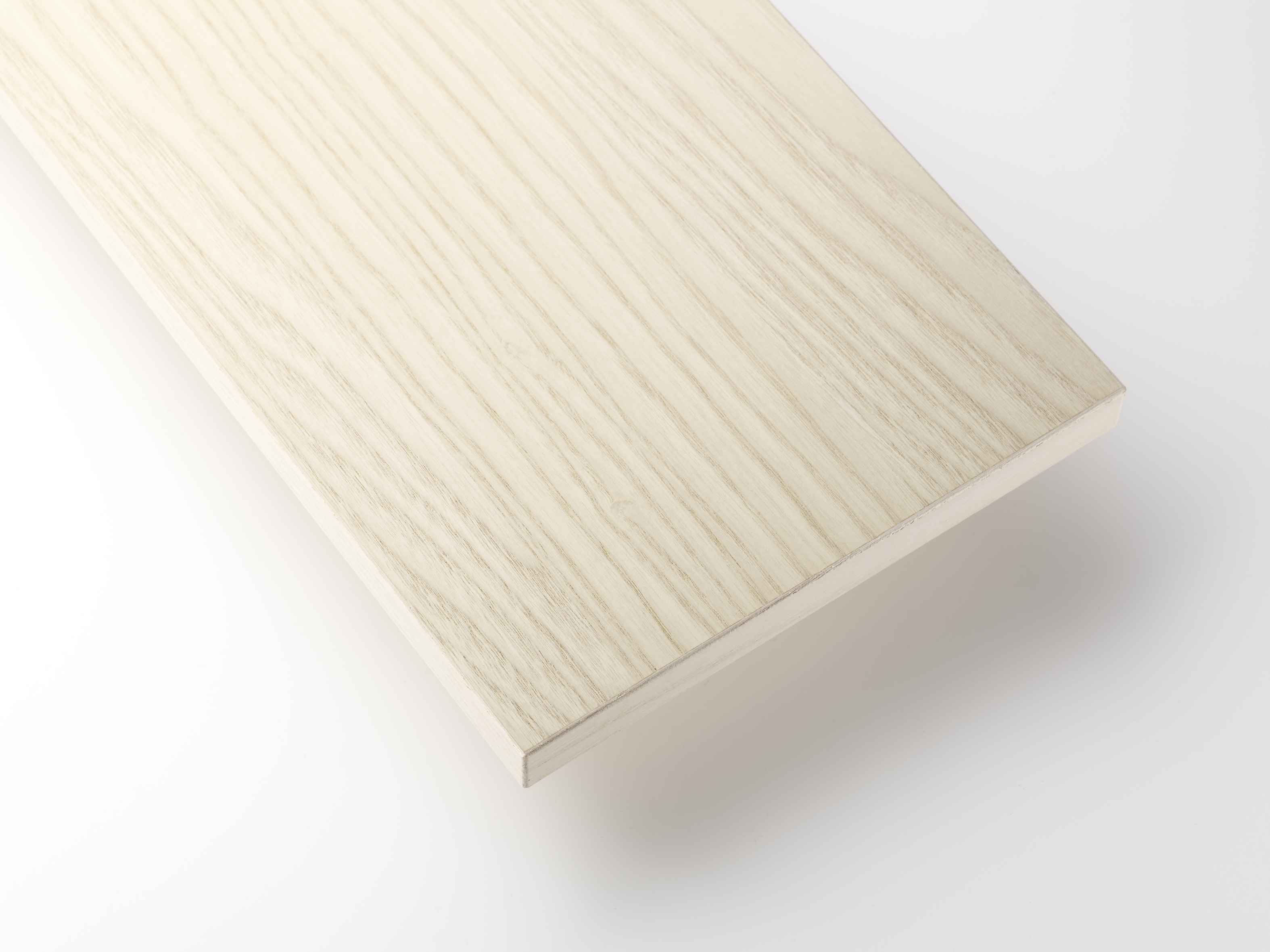 Detailaufnahme eines einzelnen Zusatz-Fachbodens aus Esche für das String Regalsystem, Tiefe 20 cm.
