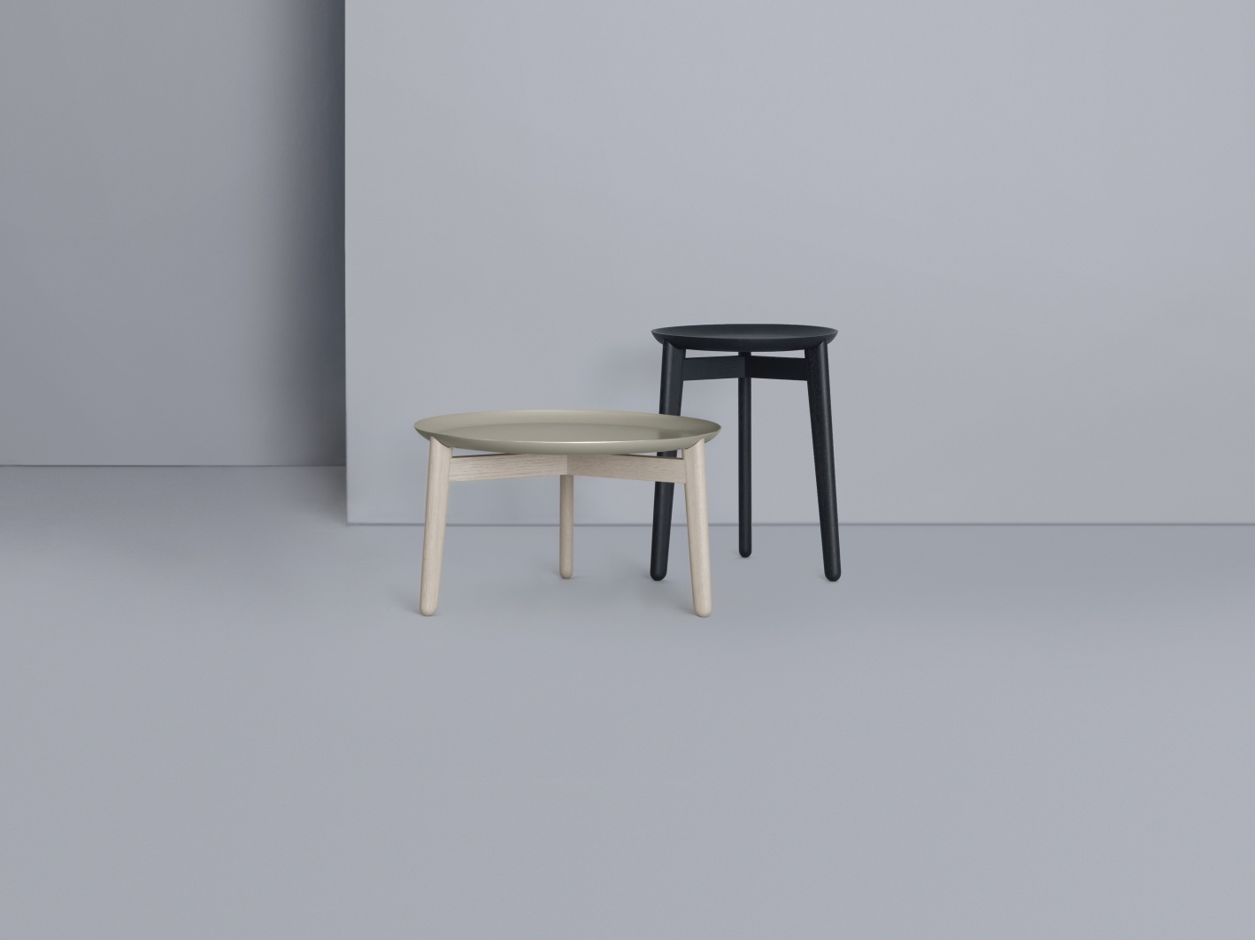 Zwei moderne Beistelltische: Plaisir 2 Beistelltisch von Zeitraum in Beige und Schwarz, minimalistisches Design.