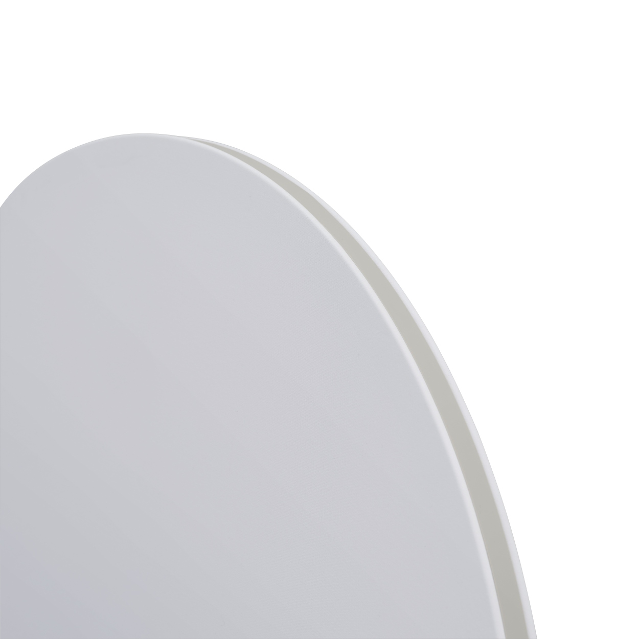Detailaufnahme der runden, weißen Calm Wandleuchte von Muuto, modernes Design für stilvolle Innenbeleuchtung.