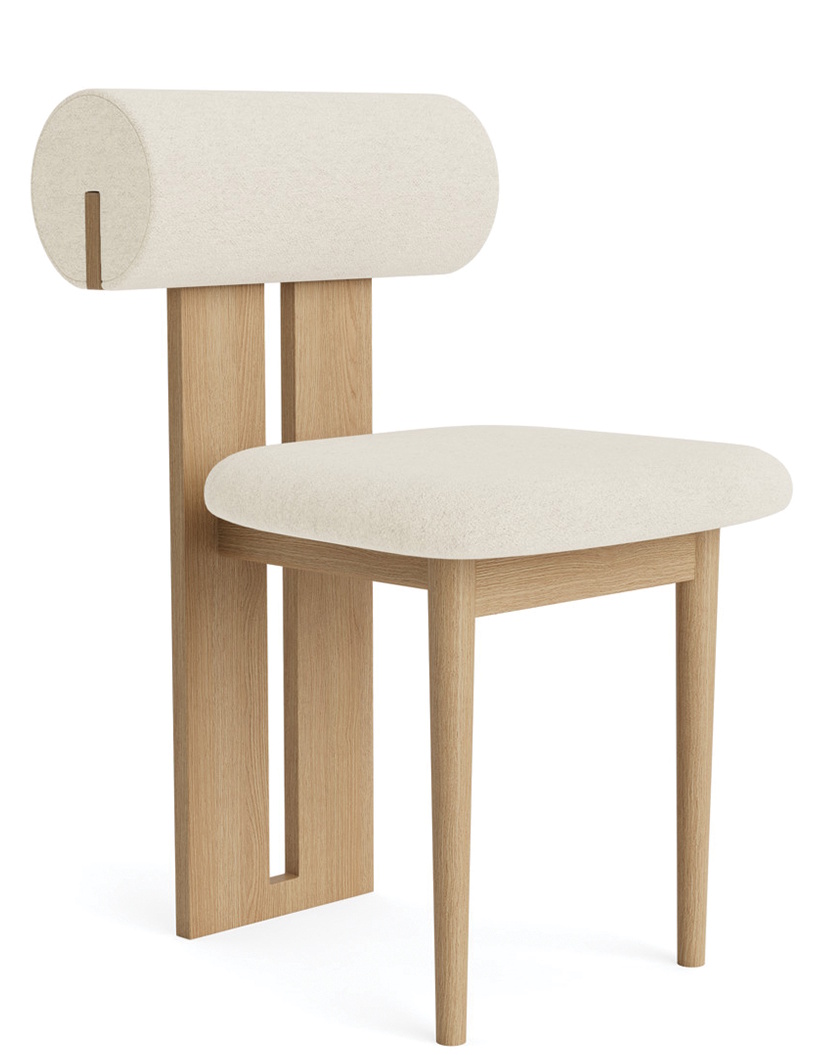 Hippo Stuhl von NORR11 mit hellem Holzrahmen und cremefarbener Polsterung, modernes Design für Esszimmer und Wohnbereich.