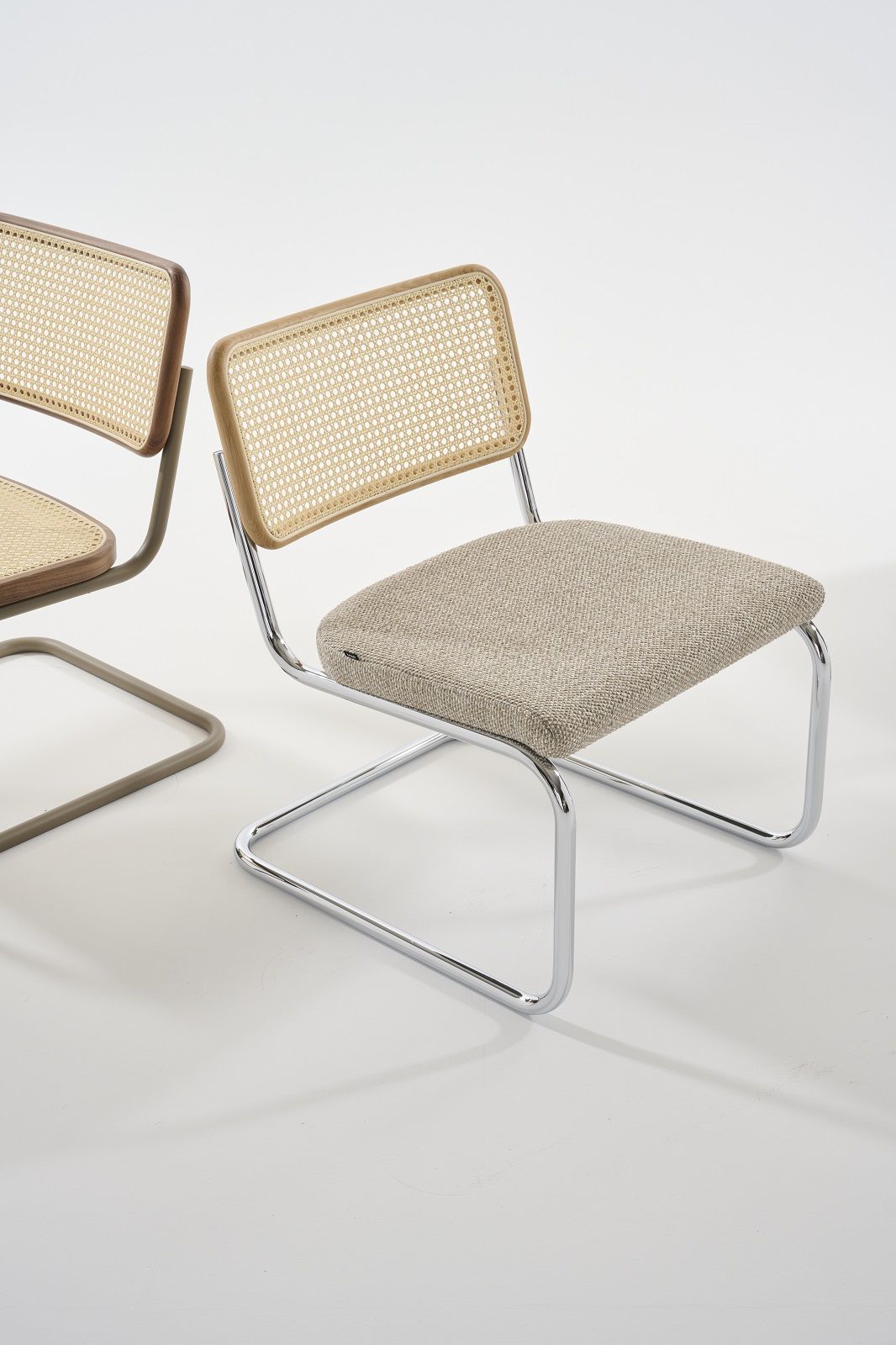 Thonet S 32 VL Lounge Chair Sessel mit verchromtem Stahlrohrgestell, Stoffbezug und Wiener Geflecht.