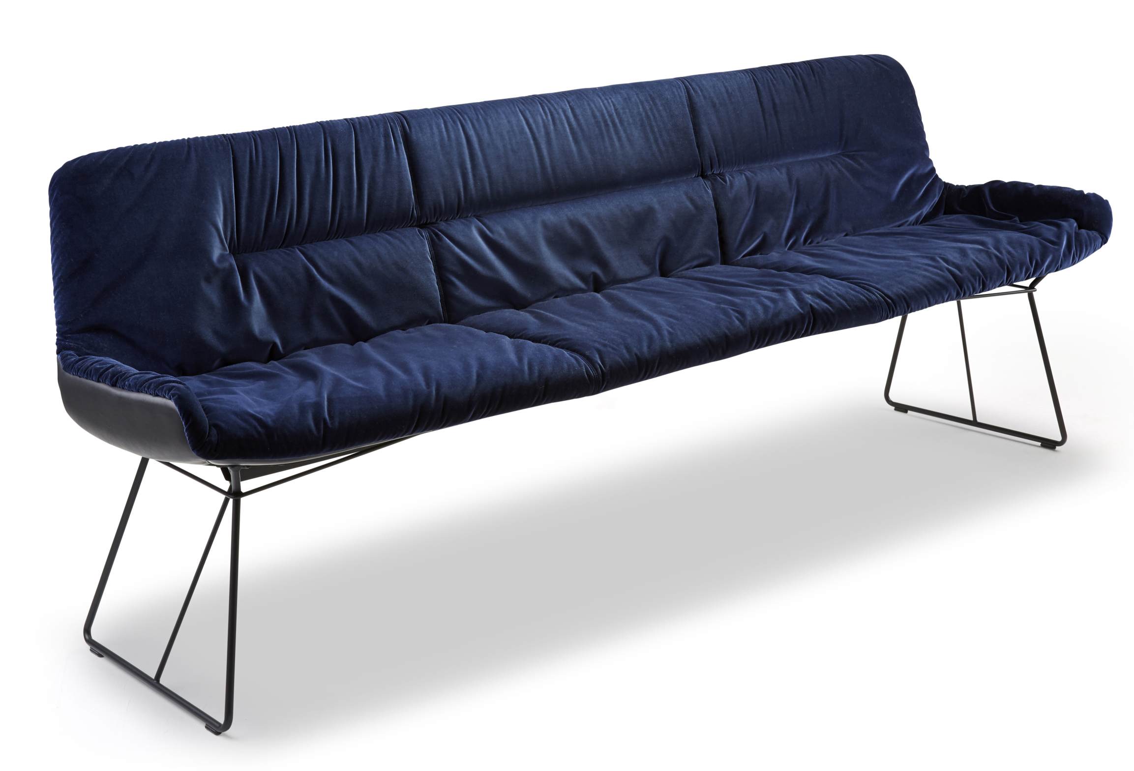 Blaue Leya Bank der Freifrau Manufaktur mit Samtbezug und filigranem Metallgestell. Moderne Sitzbank für Esszimmer.