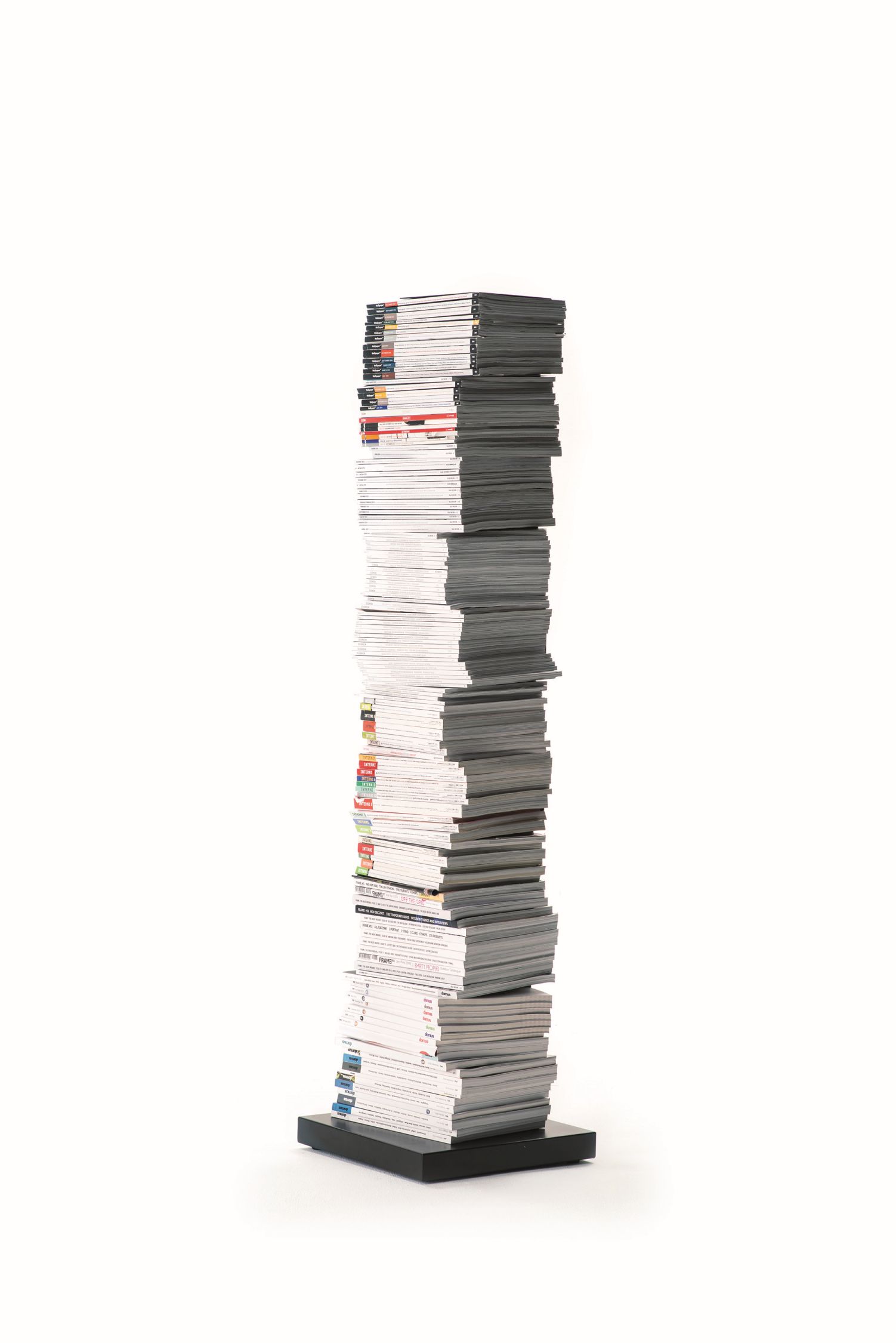 Ptolomeo Bücherregal: Freistehendes Design Bücherregal mit Magazinen auf schwarzem Sockel.
