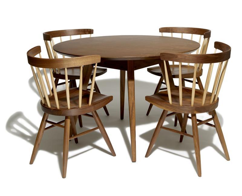 Holzfarbener Esstisch mit vier passenden Straight Stühlen von Knoll International. Moderne Möbel für Esszimmer.