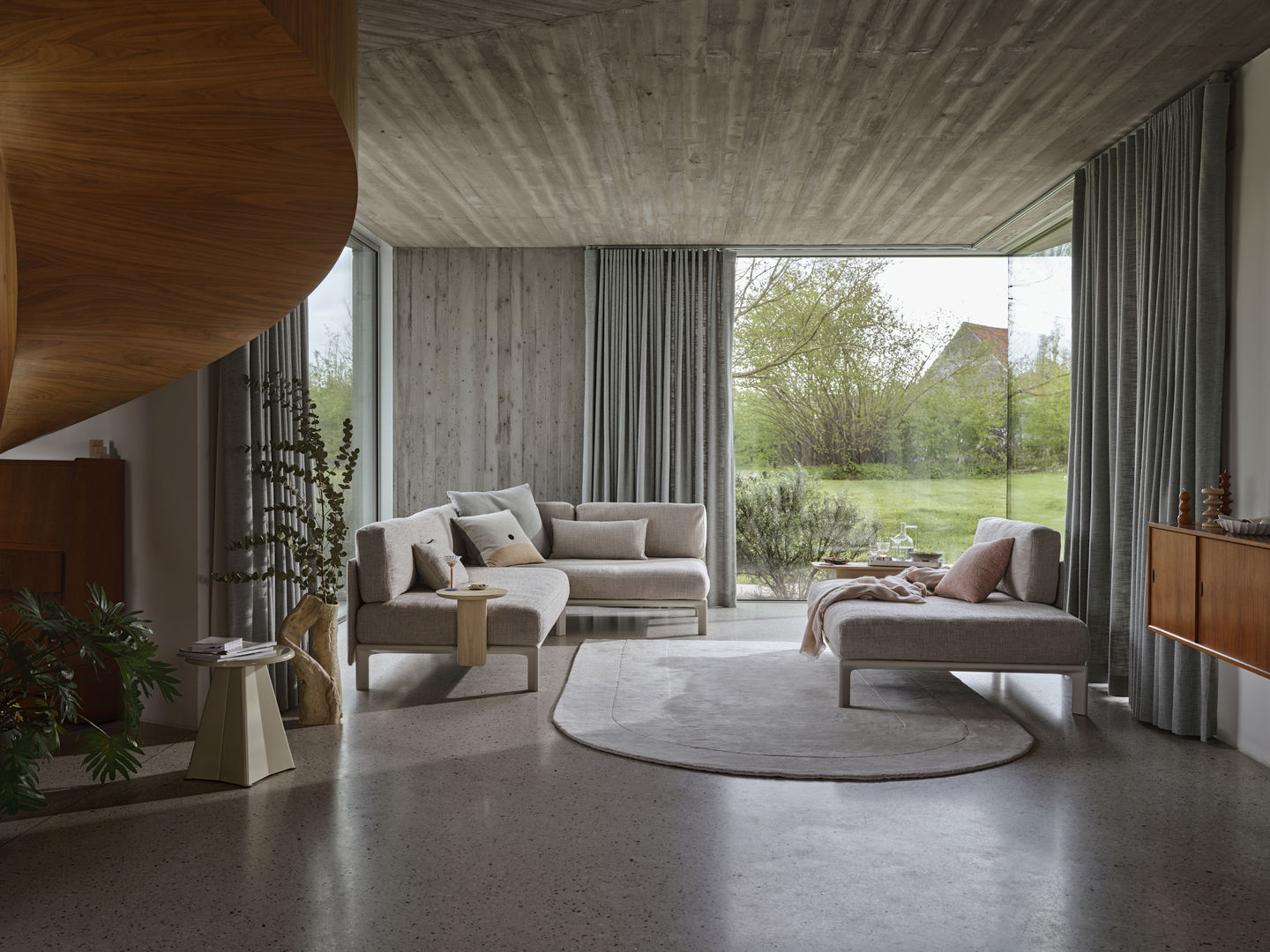 Wohnzimmer mit Anagram Sofa von Vitra, verbunden durch passende Plattformverbinder. Modernes Wohnambiente.