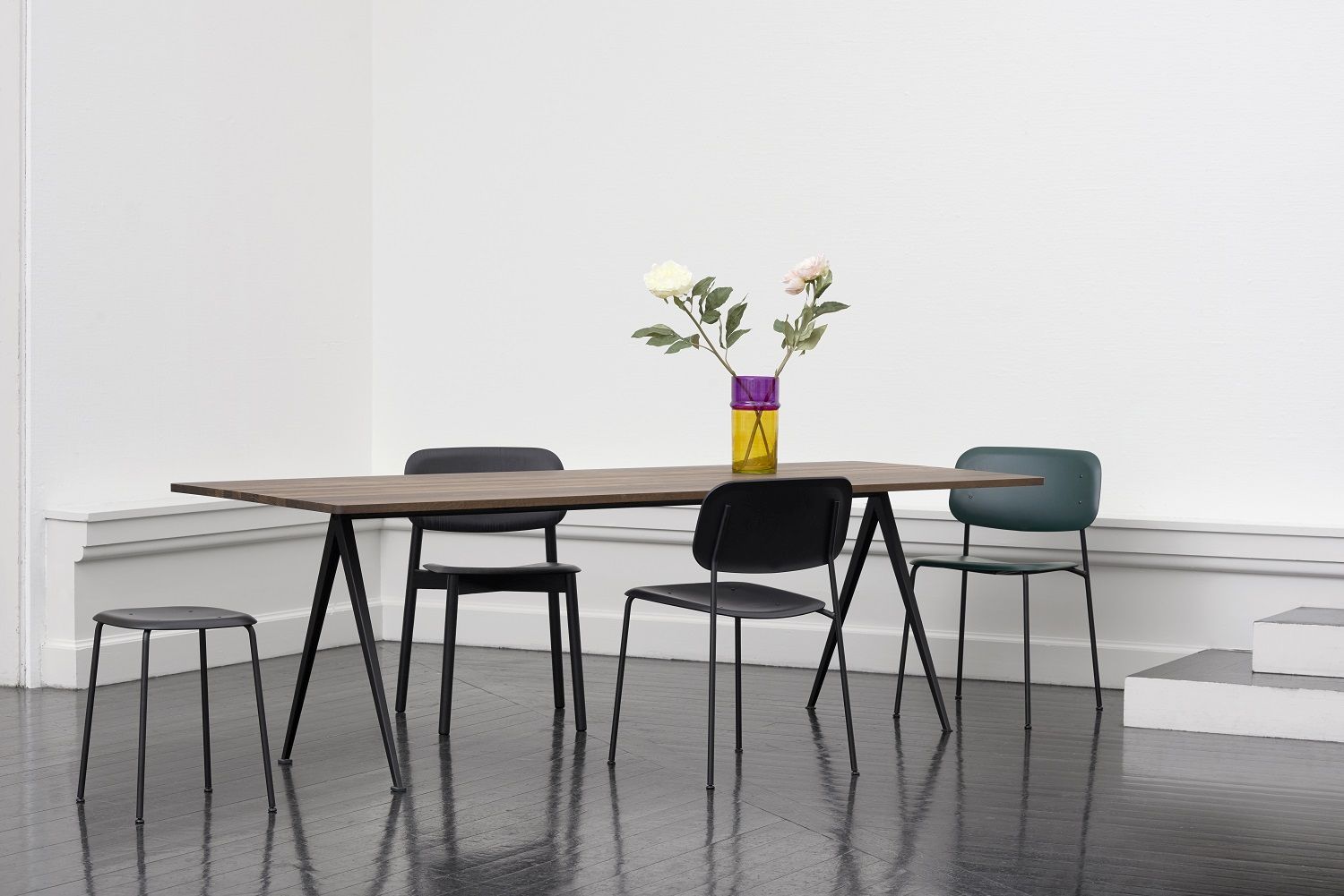 Hay Soft Edge Hocker 75: Schwarzer Barhocker aus Holz und Stahl im minimalistischen Design.