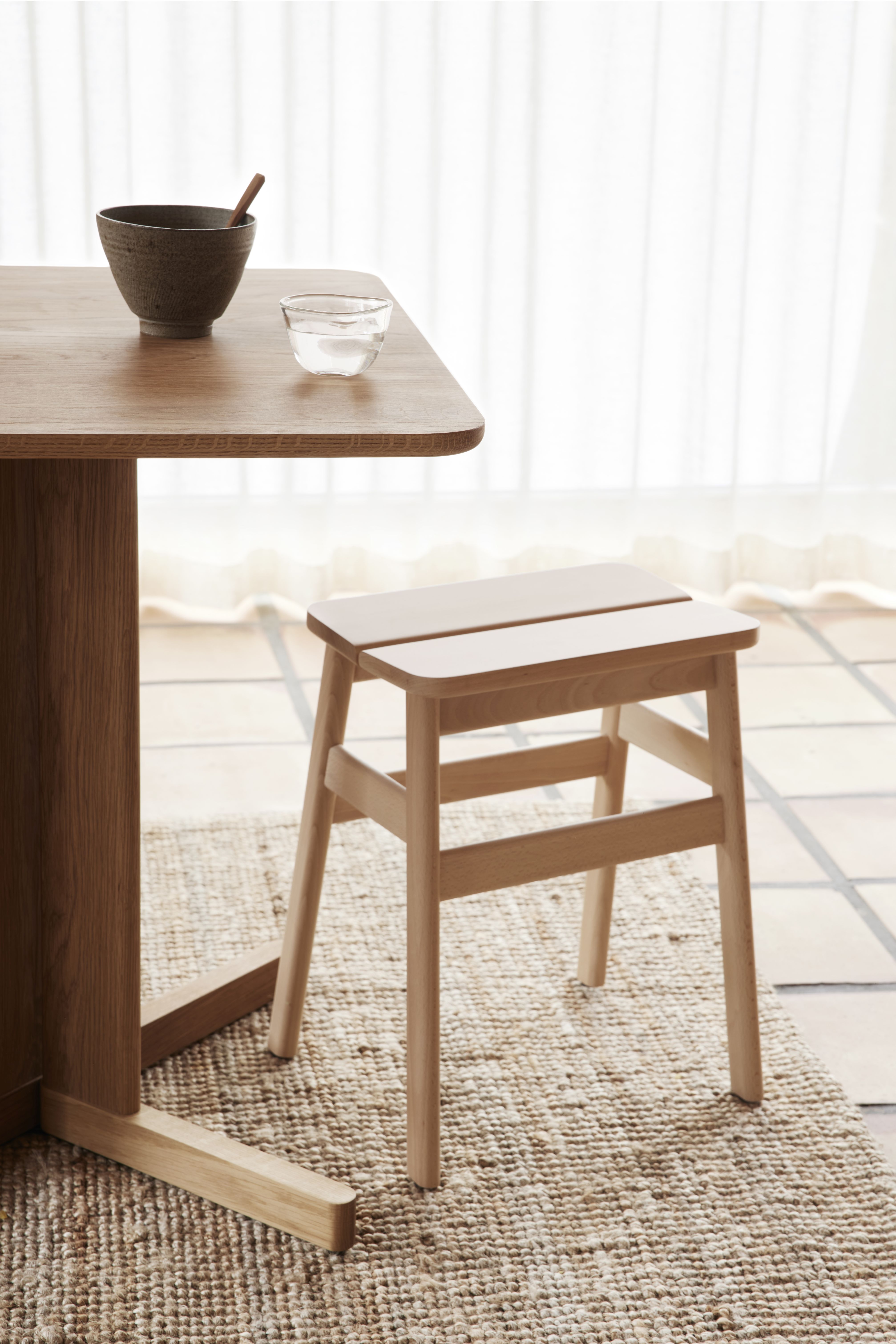 Quatrefoil Tisch von Form & Refine, geöltes Holz, mit Schale und Glas.
