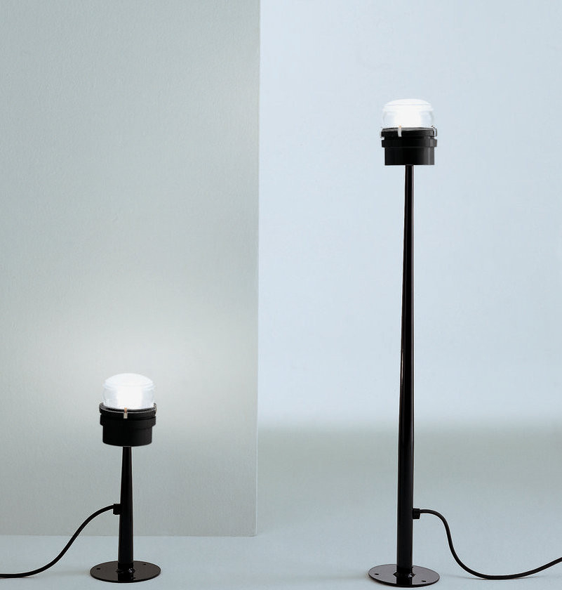 Fresnel Stehleuchte von Oluce, schwarzes Design, für den Außenbereich, in zwei Größen.