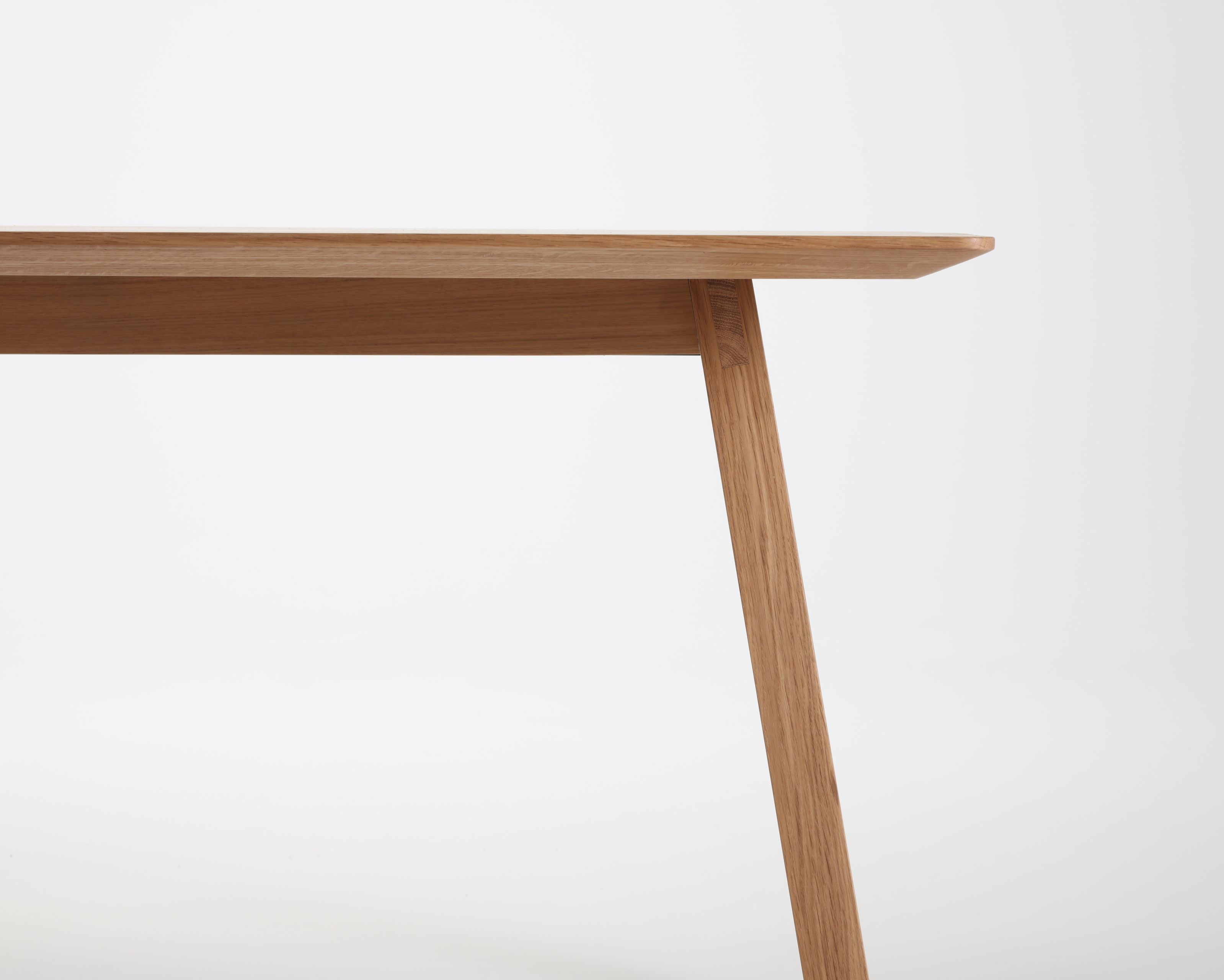 Detailaufnahme des Prostoria Monk Tisches aus Eichenholz, minimalistisches Design für Esszimmer und Wohnbereich.