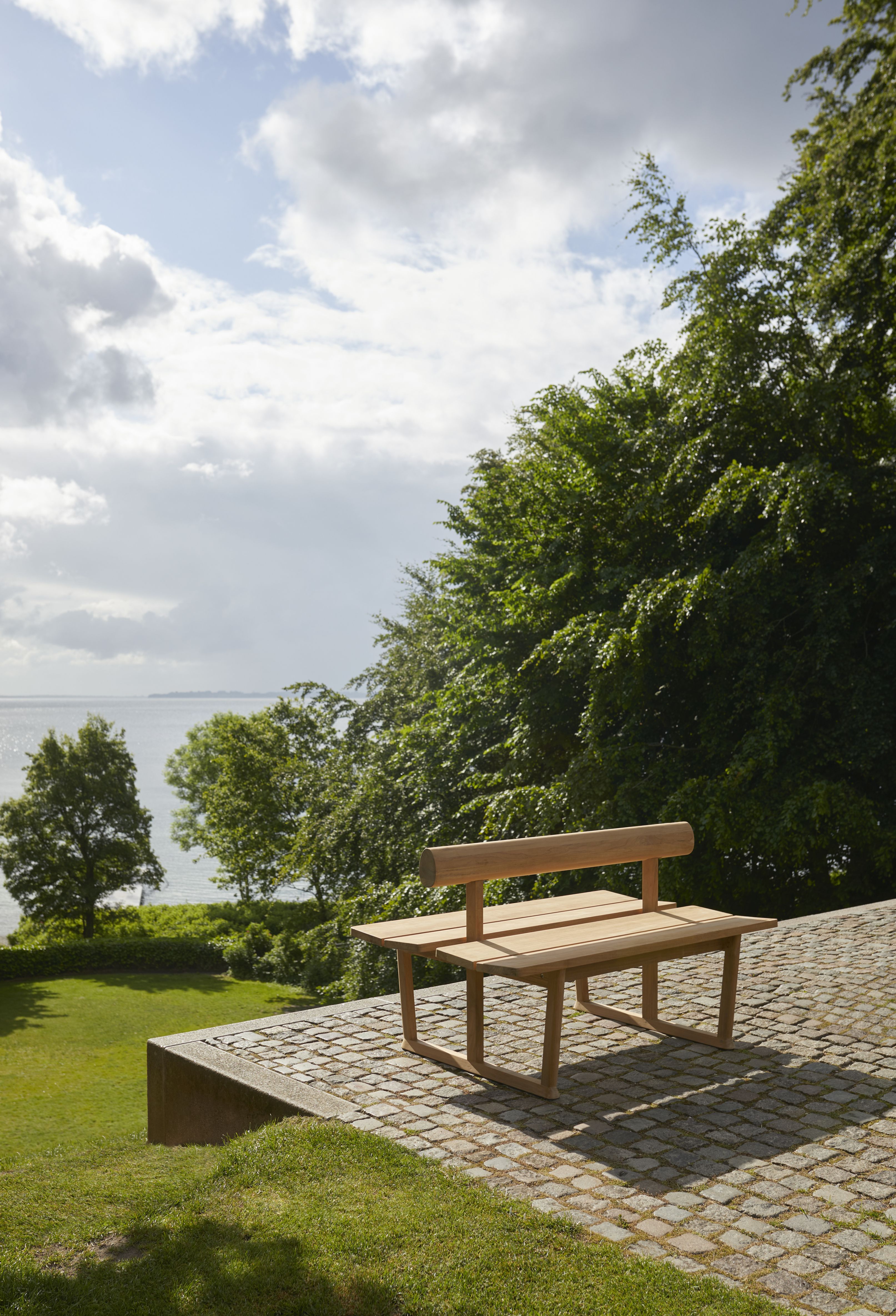 Banco Bank Double Teak Outdoor Skagerak by Fritz Hansen auf Terrasse mit Meerblick.