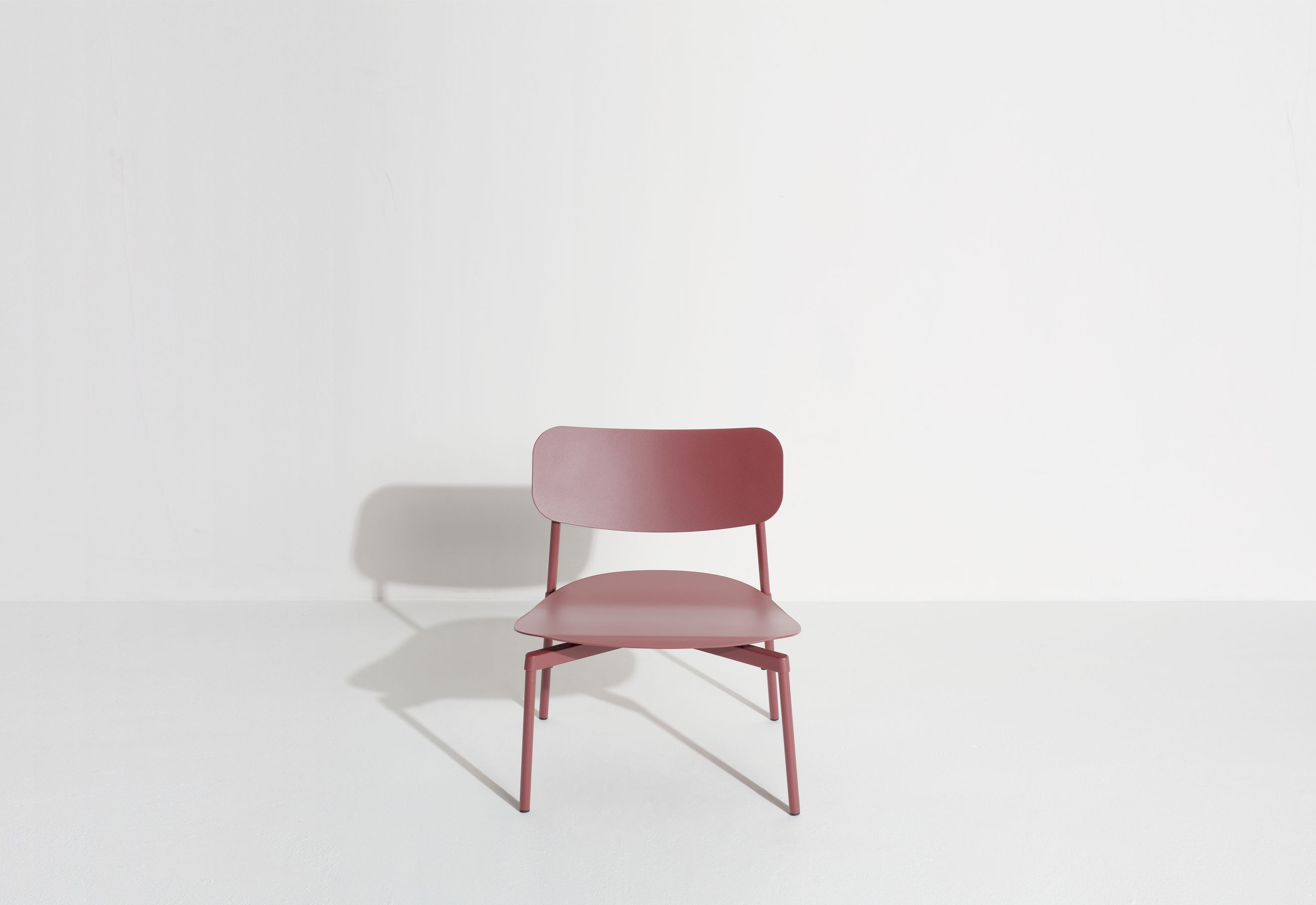 Fromme Lounge Chair in Braunrot von Petite Friture: Moderner Sessel für Wohnzimmer und Büro.