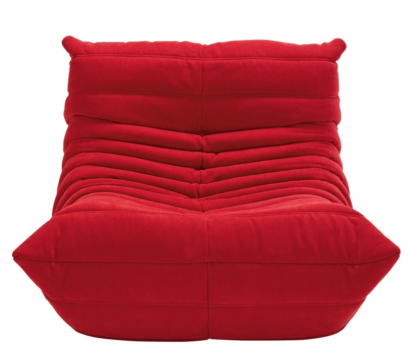 Roter Togo Sessel von ligne roset, moderner Polstersessel mit Cordbezug für Wohnzimmer und Lounge.